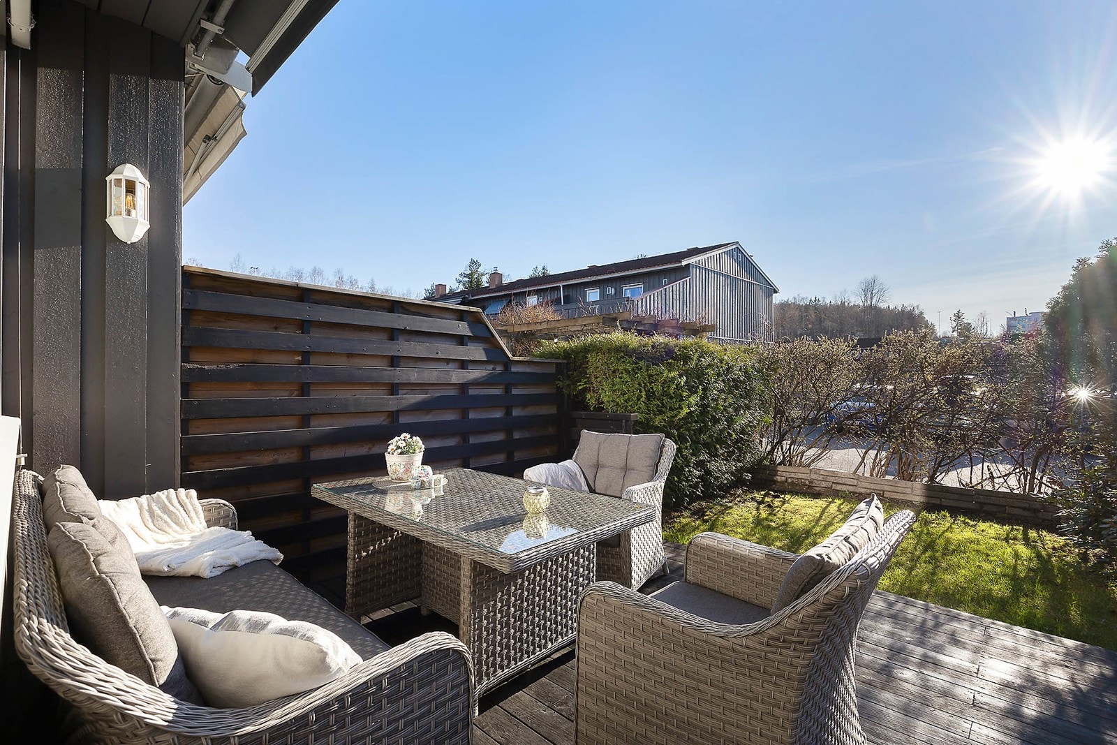 Med koselig sittegruppe kan man her sitte ute og nyte solen utover kvelden. Galleribilde