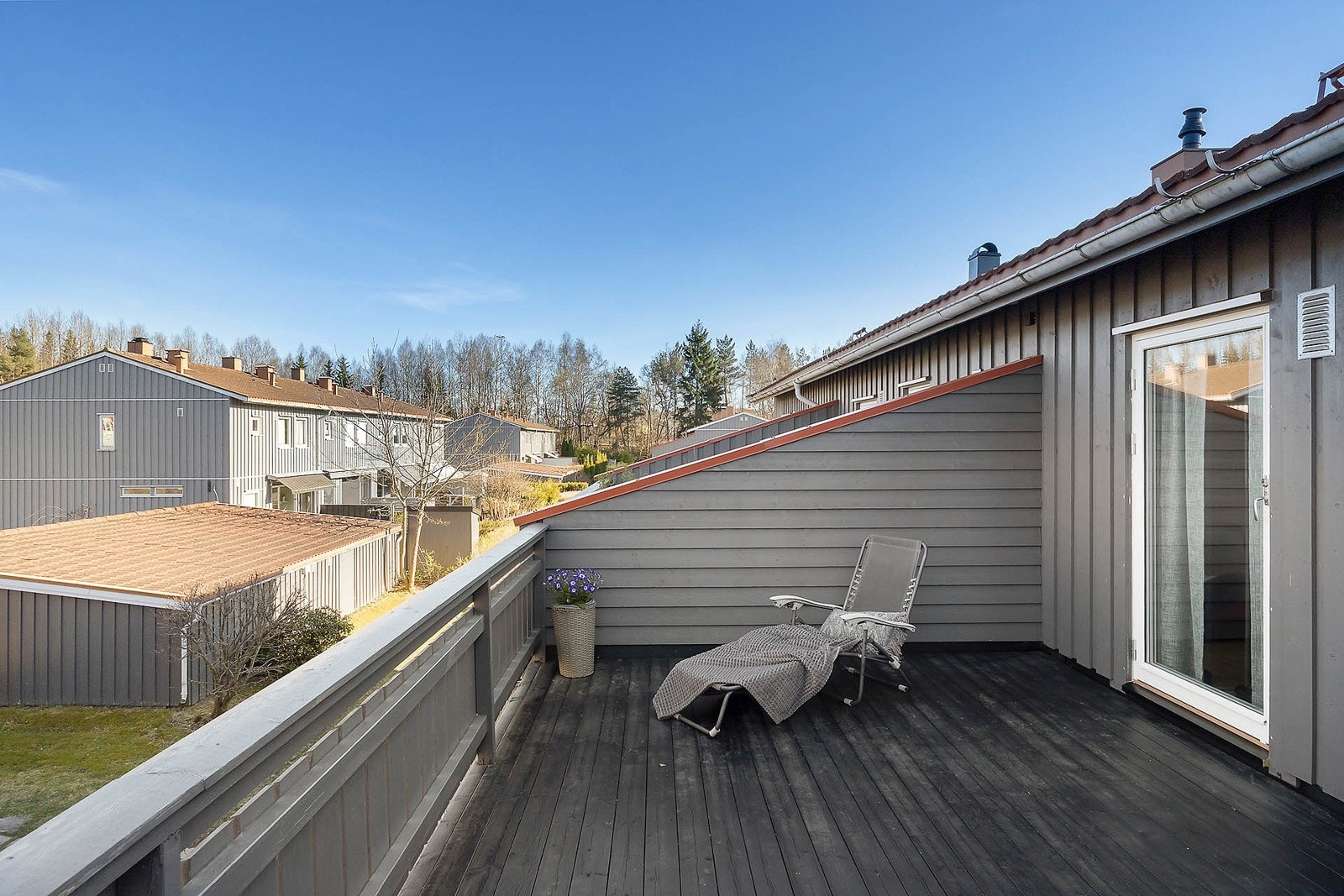 Usjenert og rolig terrasse i 2. etasje. Her kommer sola fra morgenen av og utover dagen. Galleribilde