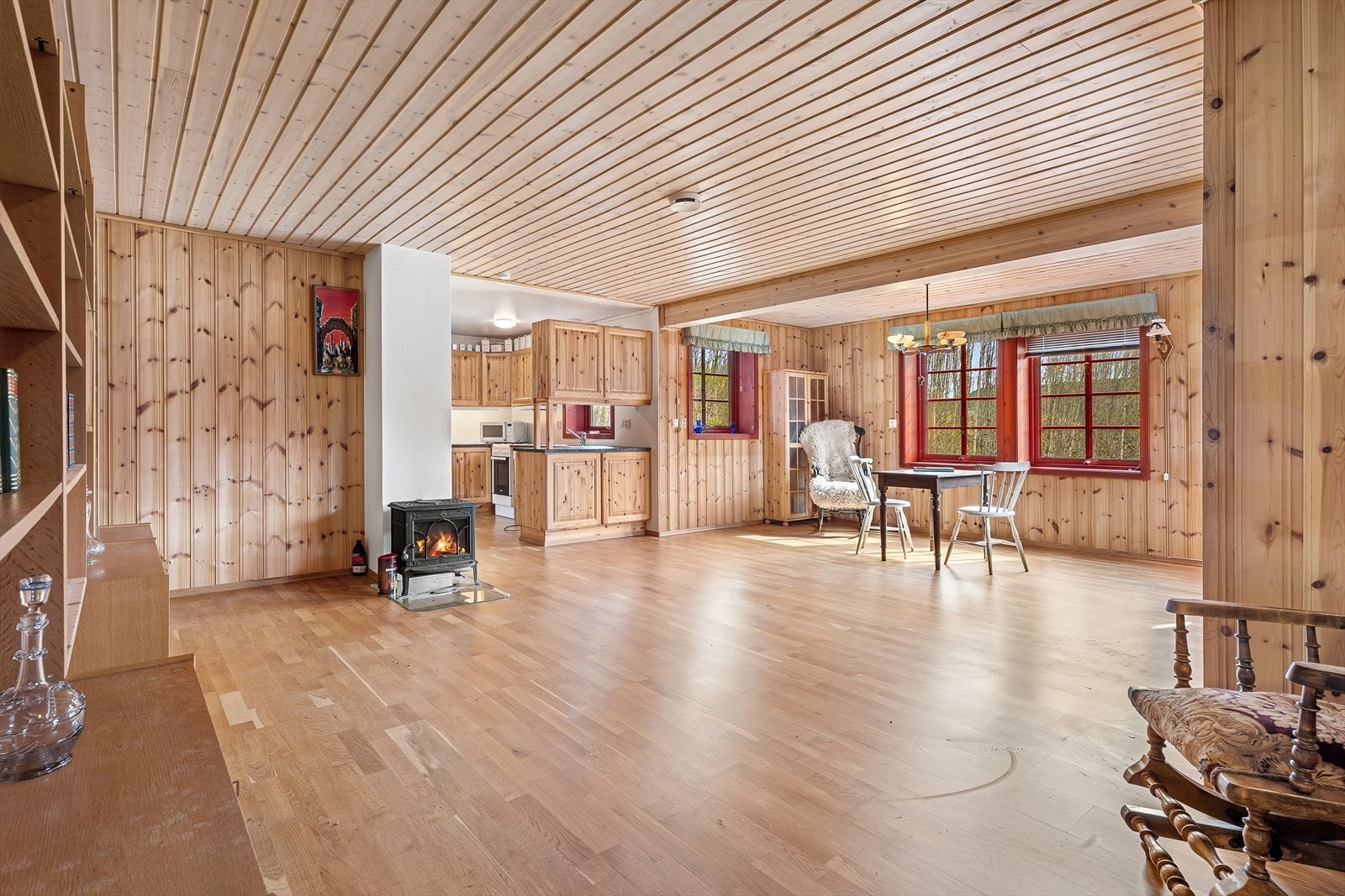 Planløsningen gir gode muligheter for flere soner med både sofa, spisegruppe og tilhørende møblement. Galleribilde