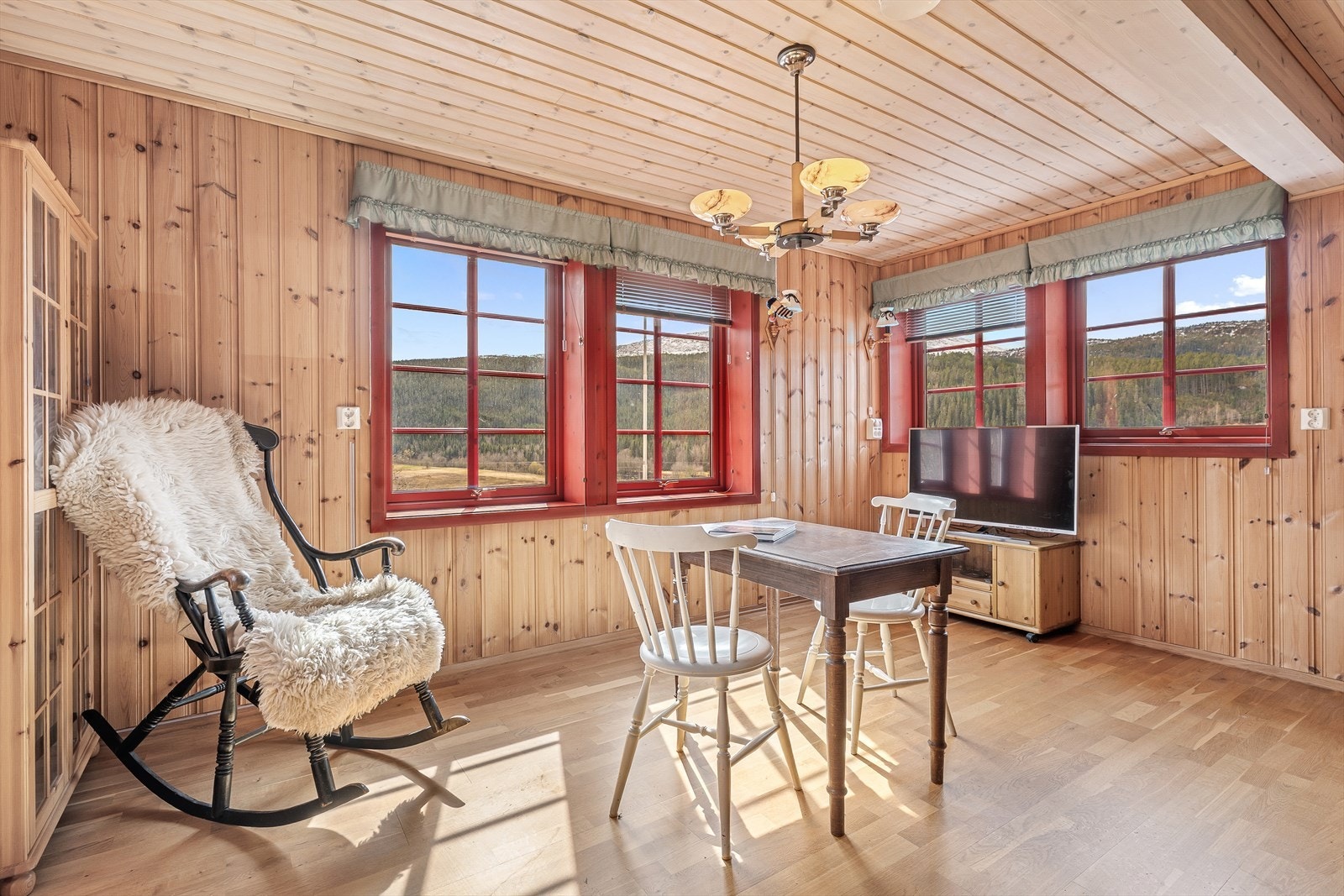 De store vinduene sørger for rikelig lysinnslipp, og gjør rommet ekstra luftig og åpent. Galleribilde