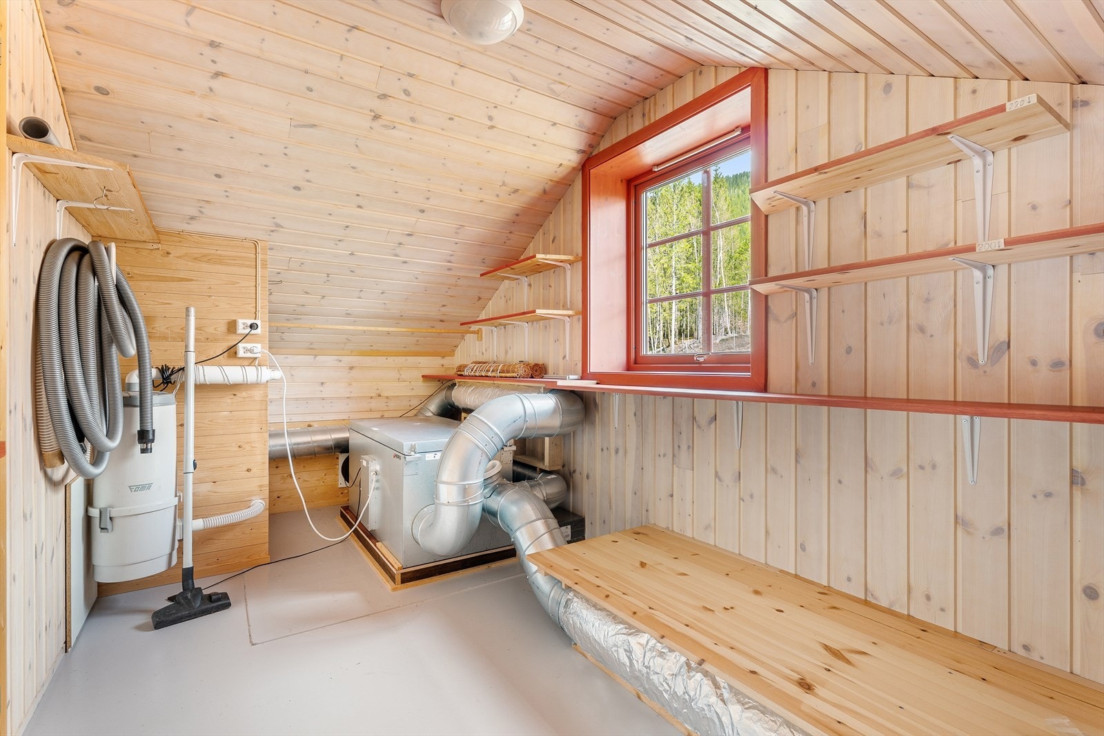 Teknisk rom gir en praktisk og ryddig løsning. Dette gir god oversikt, og frigjør plass i boligens øvrige rom. Galleribilde