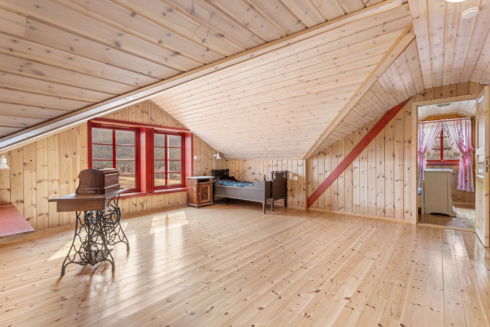 Oppe på loftet finner du en romslig loftstue som gir ekstra oppholdsareal og mange bruksmuligheter. Galleribilde