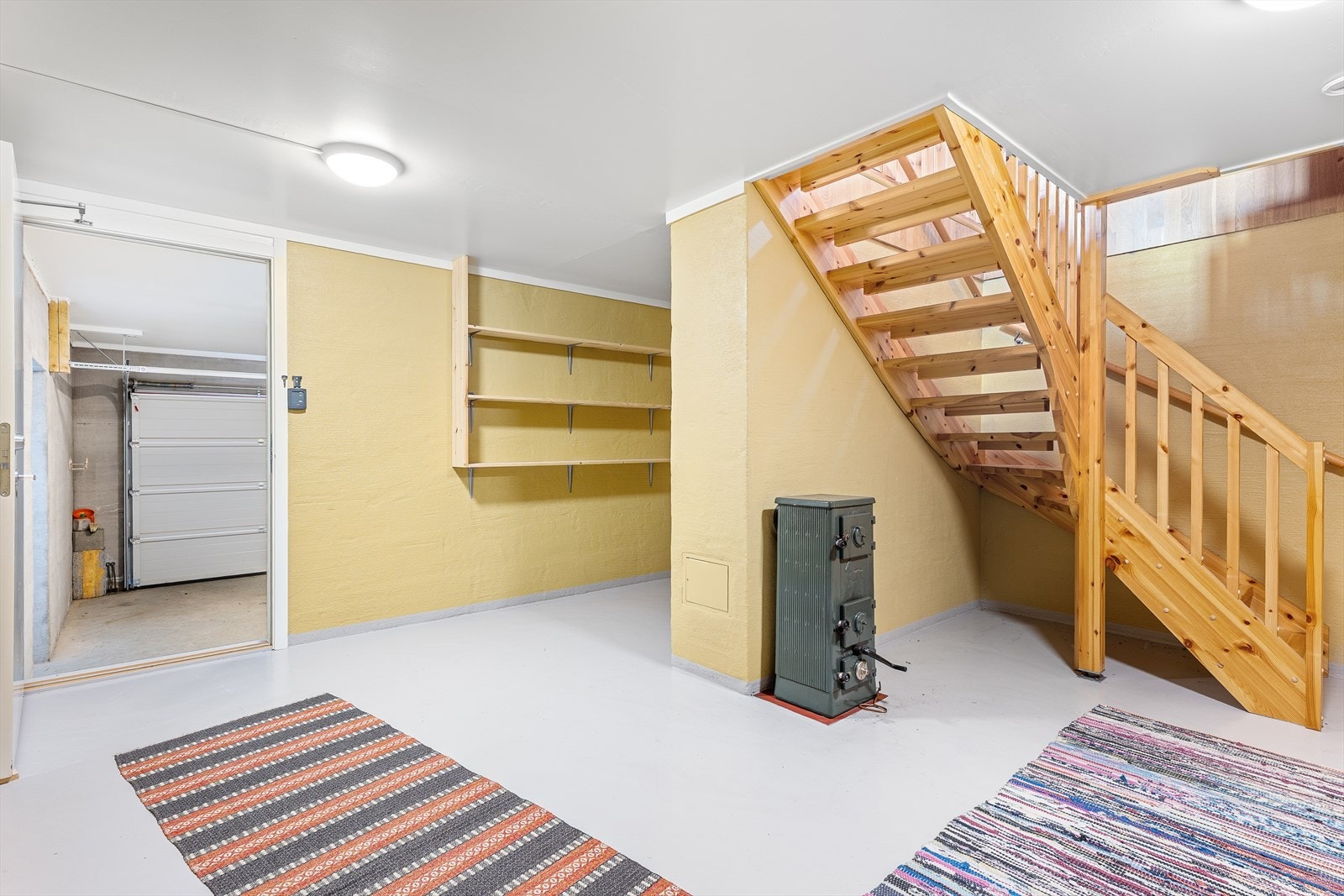I kjelleren finner du et romslig areal med vedovn, som gir en lun og behagelig atmosfære. Galleribilde