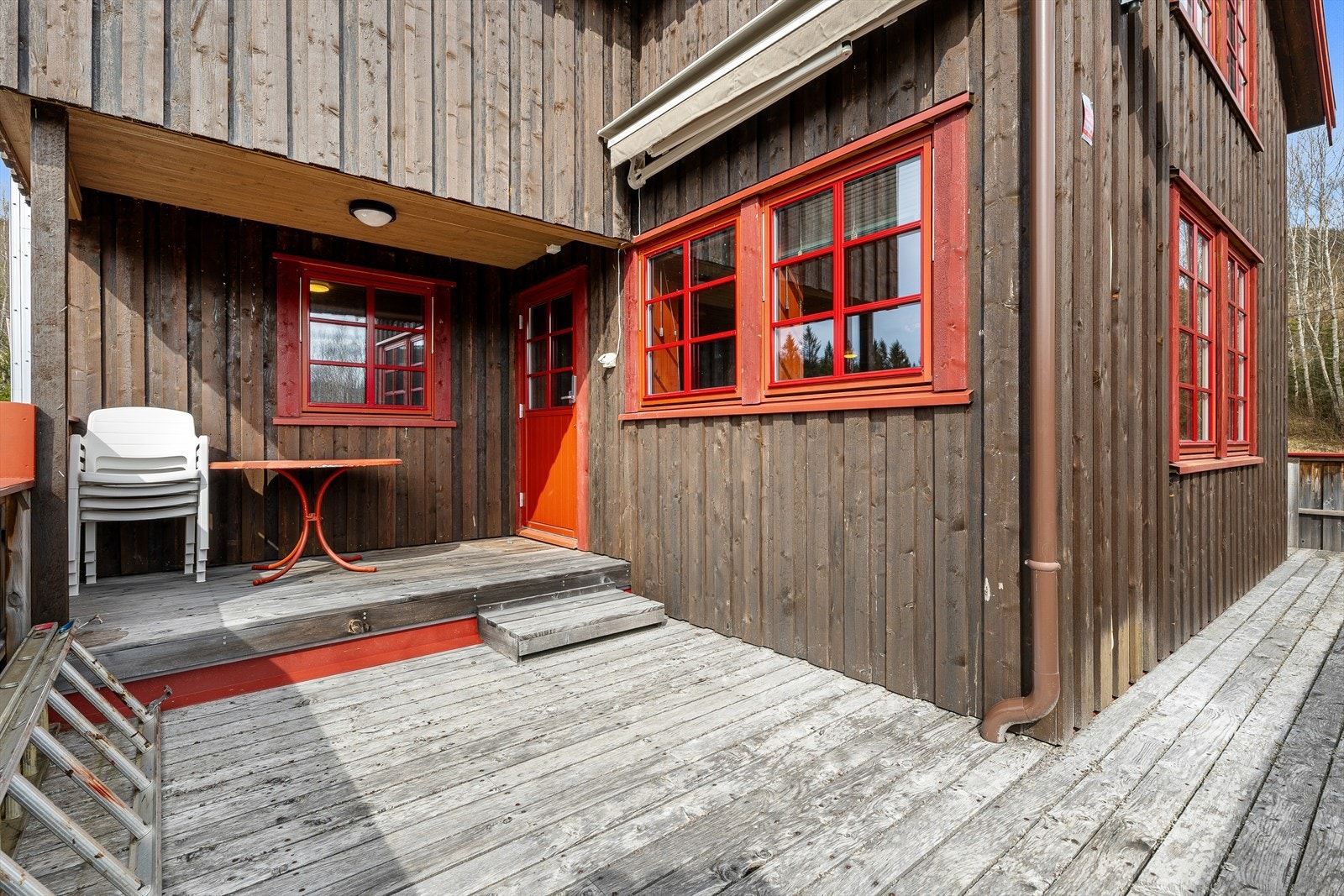 Boligen har en romslig terrasse på ca. m², i tillegg til et pent og luftig grøntareal. Galleribilde