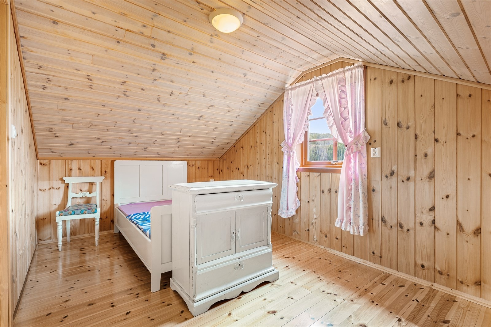 Soverommet oppleves som lyst og innbydende, med en rolig atmosfære. Galleribilde