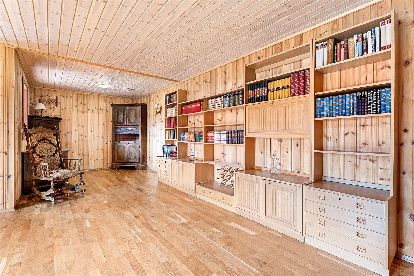 I stuen er det en koselig lesekrok, et stille hjørne hvor man kan trekke seg litt tilbake med en god bok, håndarbeid eller en kopp kaffe. Galleribilde