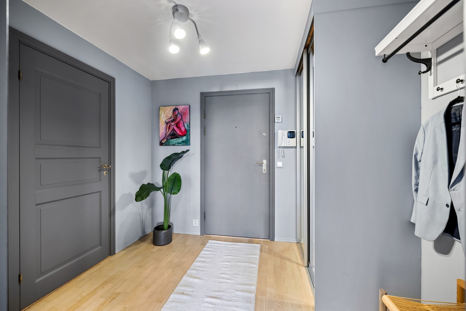 Rommet oppleves romslig og er praktisk innredet med skyvedørsgarderobe som gir gode oppbevaringsmuligheter for yttertøy og sko. Galleribilde