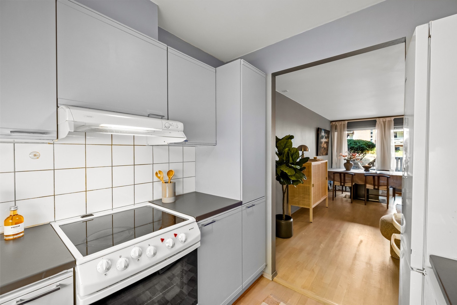 Ventilator er integrert i overskap og tilkoblet avtrekk. Galleribilde