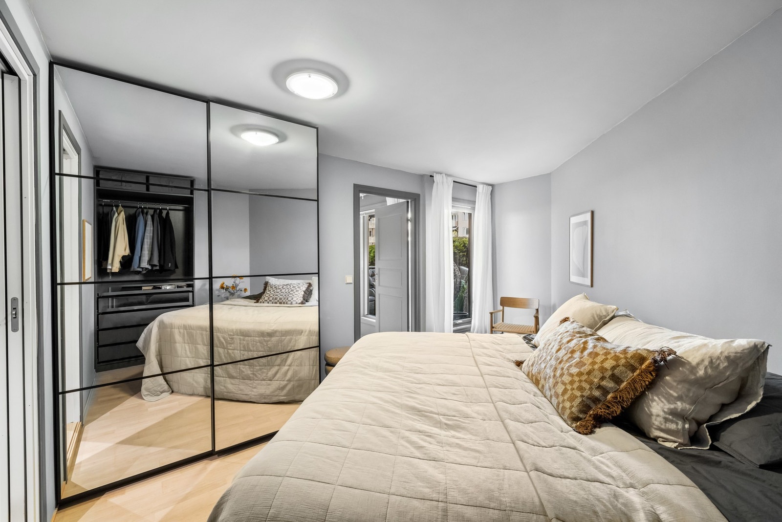 Vinduet vender ut mot en rolig og hyggelig bakgård, som gir en skjermet og behagelig atmosfære, perfekt for gode netter og rolige morgener. Galleribilde