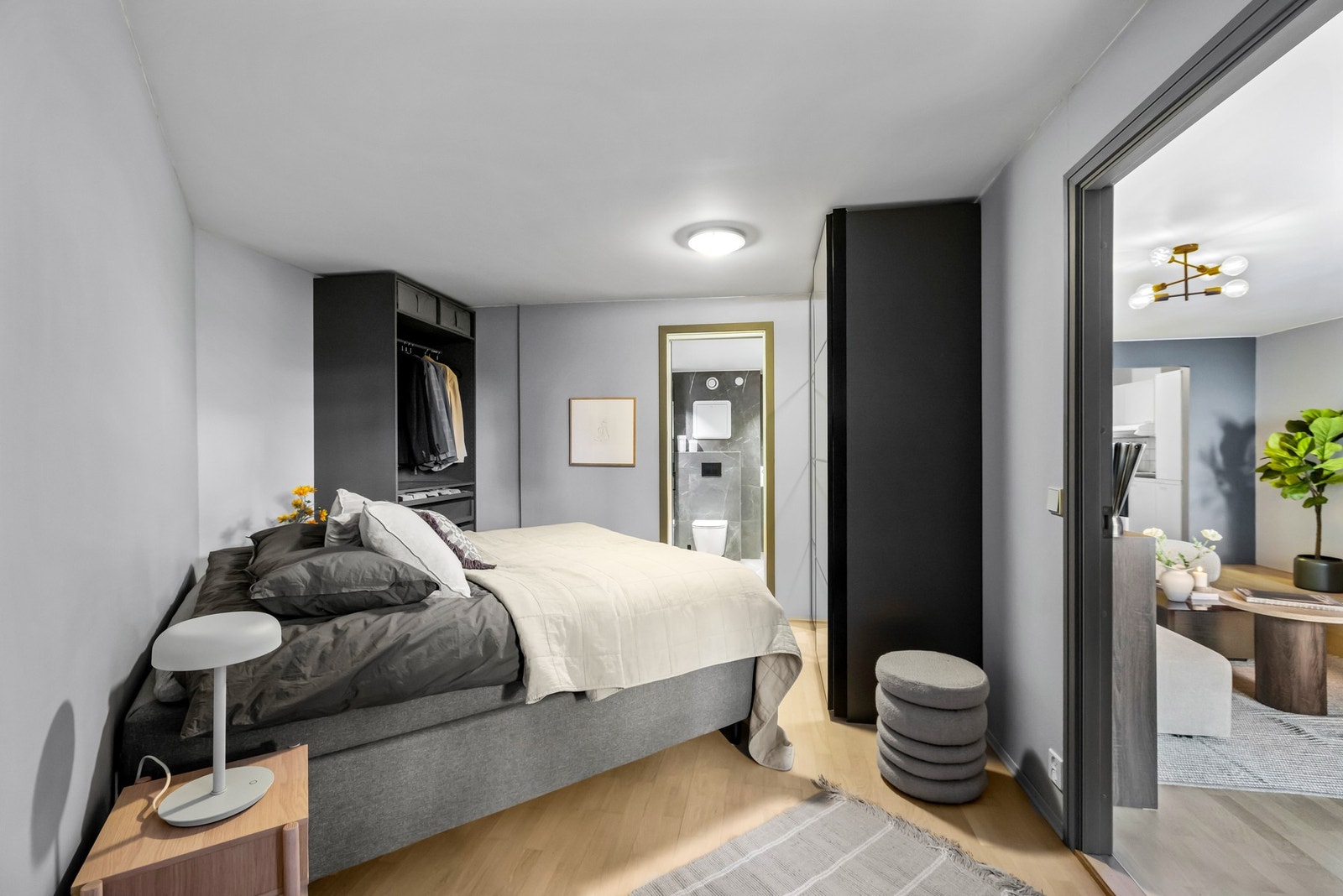 Her er det god plass til dobbeltseng med tilhørende nattbord, samt kommode/sminkebord og enkel garderobe. Det skal også sies at det to nye garderobeskap fra 2025 på soverommet, hvorav en er skyvedørsgarderobe. Galleribilde