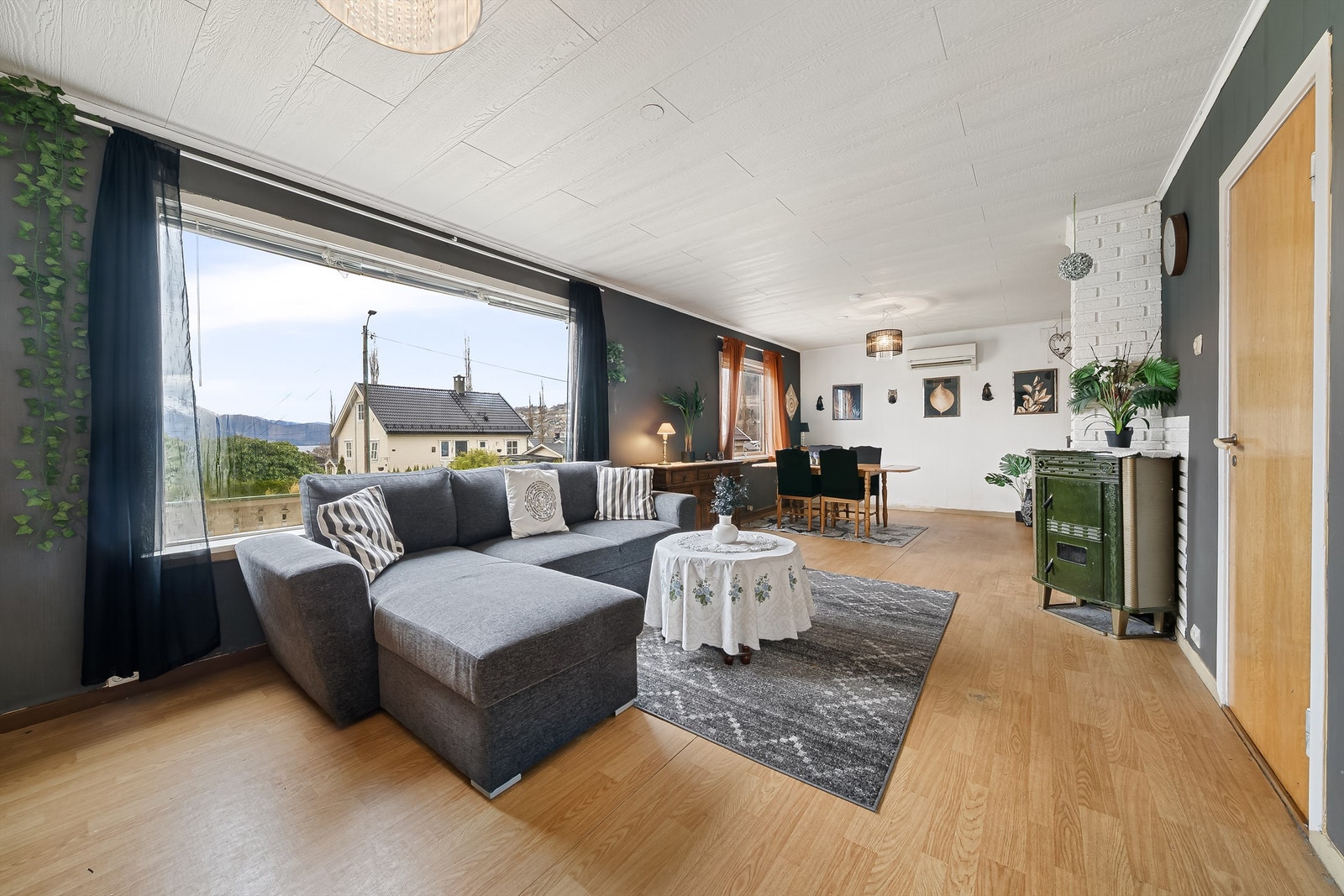 Trivelig stue med gode vindusflater og godt lysinnslipp Galleribilde