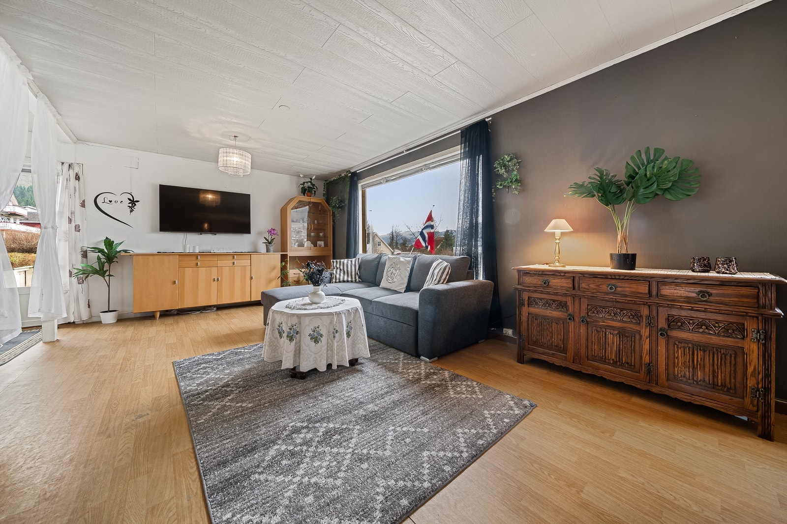 God plass i stuen til en romslig sofa der familien kan samles. Galleribilde