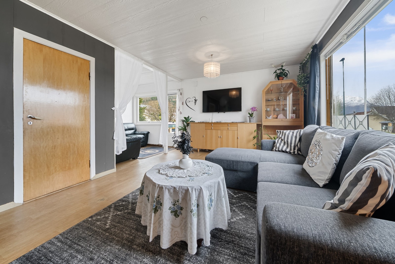 Stue i vinkel med utgang til veranda Galleribilde