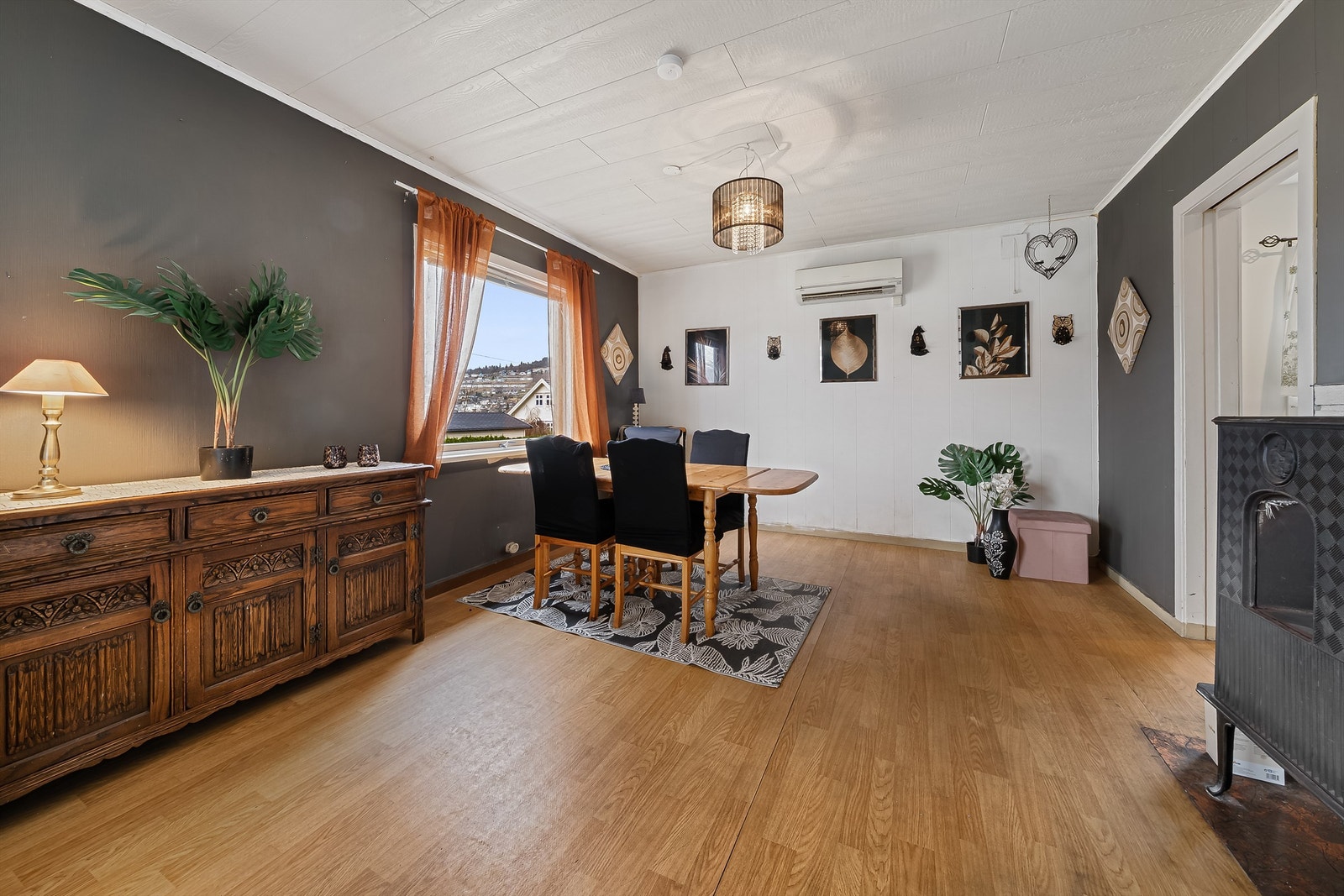 Rom for spisebord på stuen Galleribilde