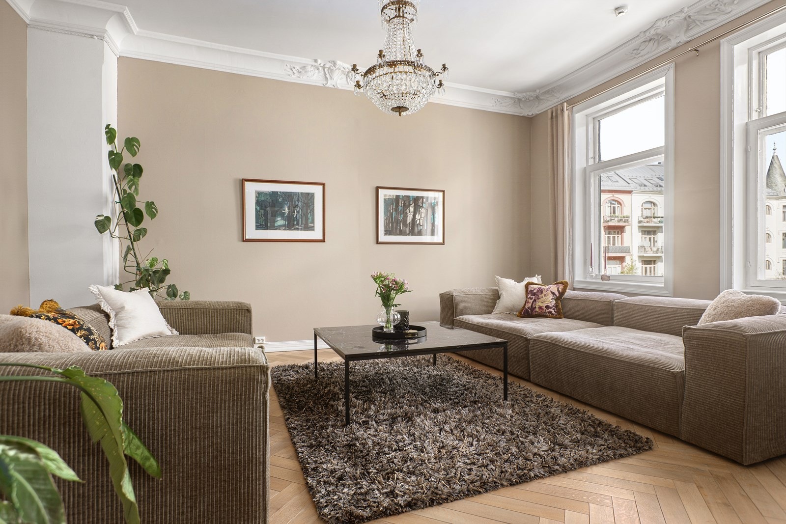 Elegant stue med store vindusflater som bader rommet i naturlig lys. Galleribilde