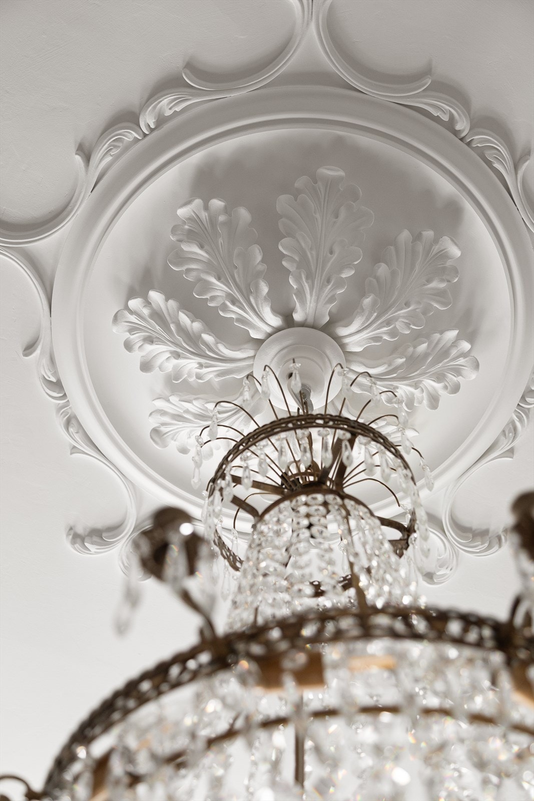 Vakker rosett i taket - et klassisk og elegant detalj som gir rommet sjarm og historisk preg. Galleribilde