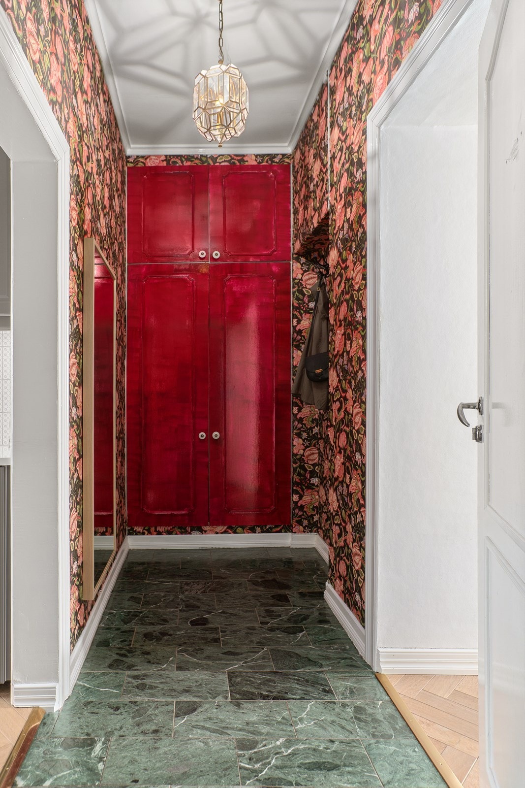 Velkommen inn i en romslig entré med garderobe for yttertøy og sko. Galleribilde