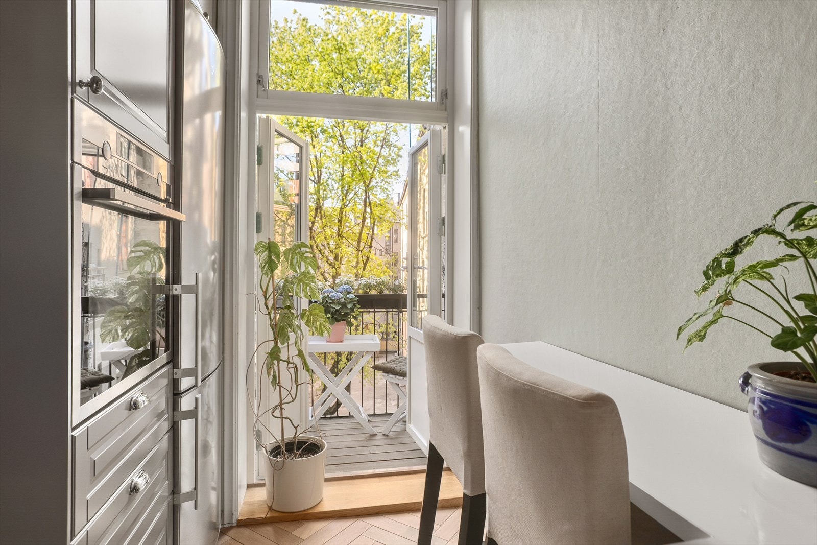 Kjøkken med balkongutgang - perfekt for morgenkaffe eller grillkveld. Galleribilde