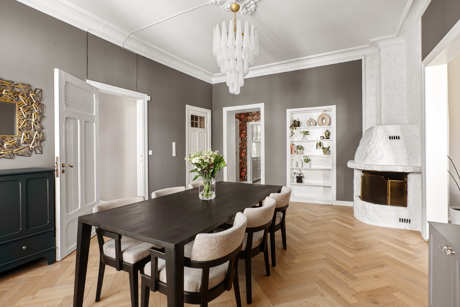 Stor spisestue med plass til langbord og varmende peis. Galleribilde