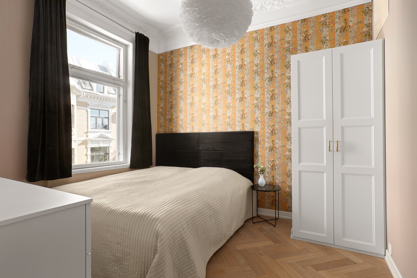 Romslig og lyst soverom med god plass til dobbeltseng og garderobeskap. Galleribilde
