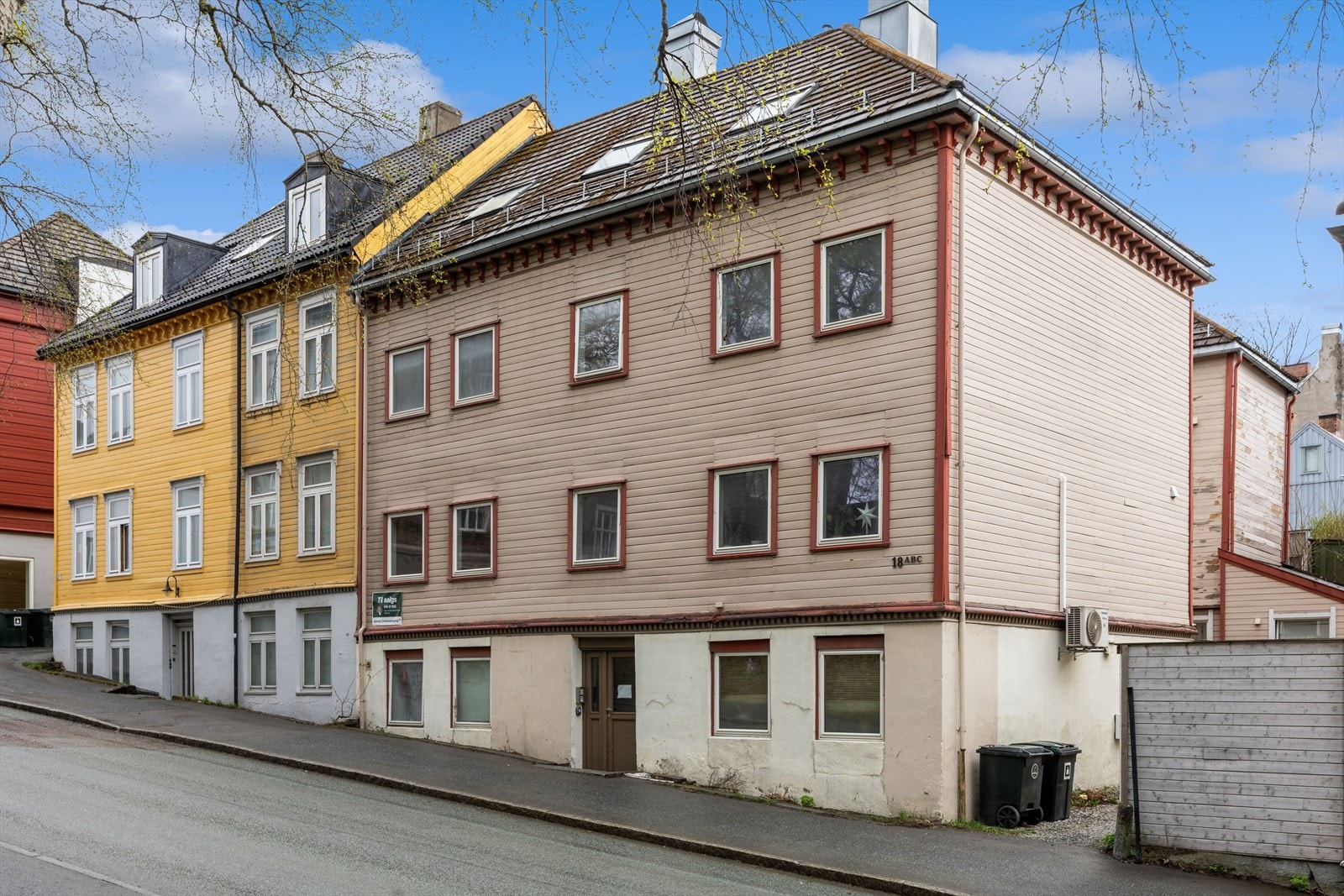 Boligen ligger i en eldre bygård fra 1899 (Inngang via bakgården bak til hyøre for bygget her) med festningsparken som en av de nærmeste naboene. Galleribilde