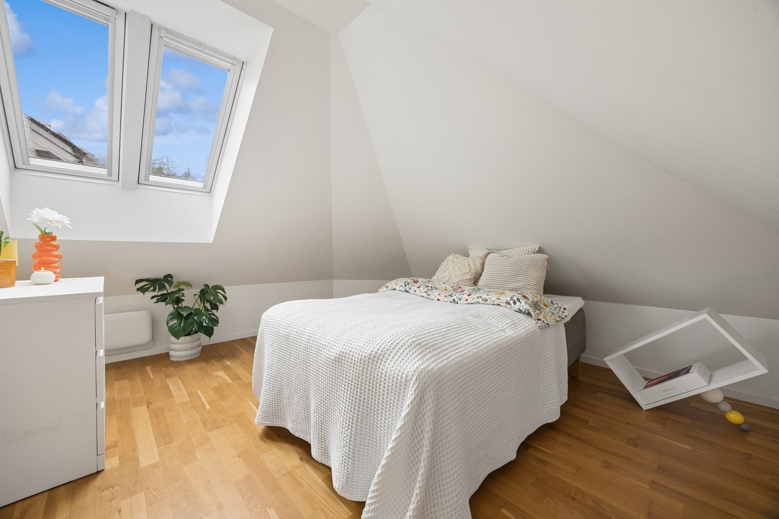 Rom innredet som soverom på loft (se punkt "ferdigattest" i salgsoppgaven). Galleribilde