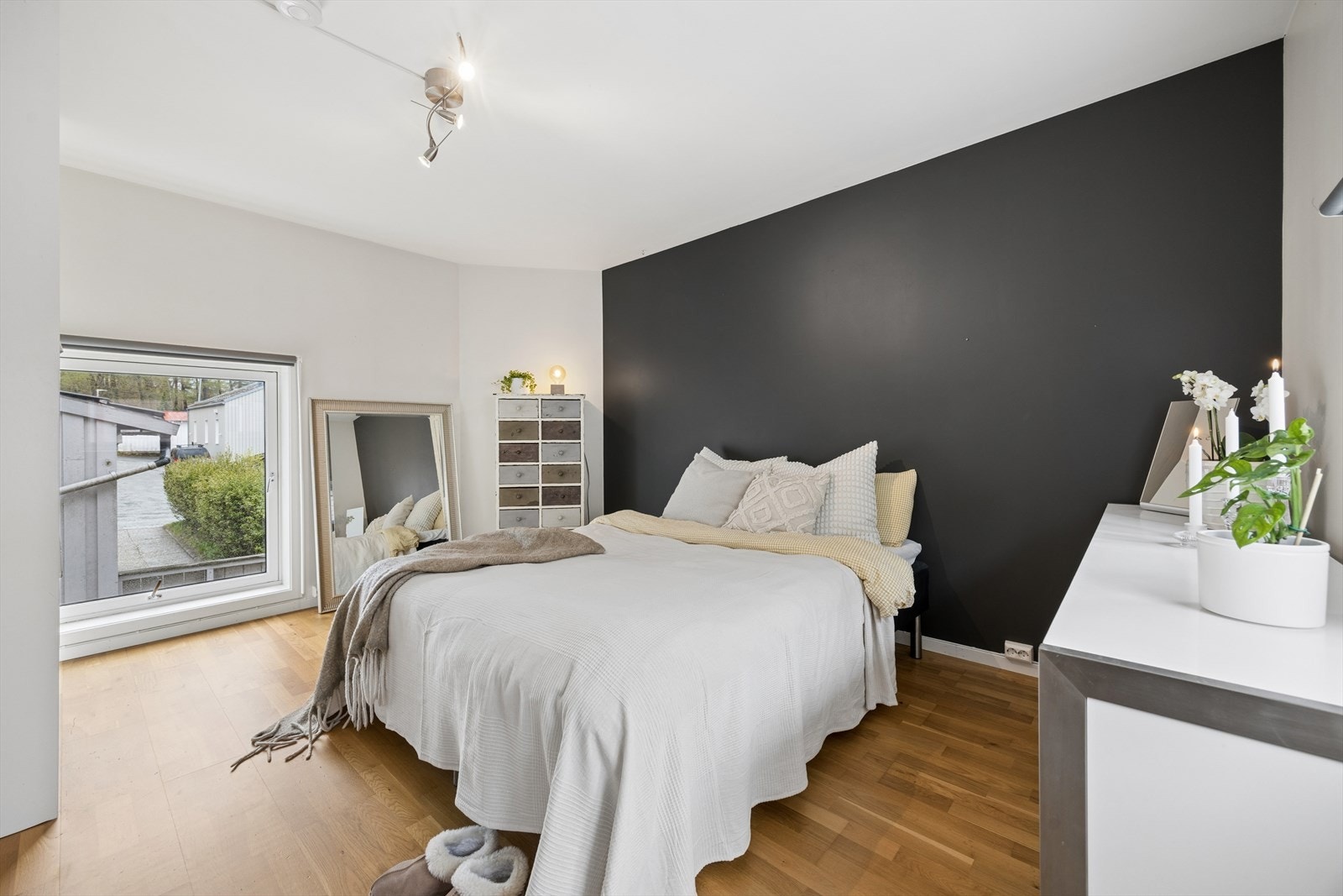 Tilbake i hovedetasjen finner man soverommet i leiligheten. Rommet er oppmålt til hele 14,5 kvm og har god plass til både dobbeltseng, garderobe og tilhørende møblement. Galleribilde