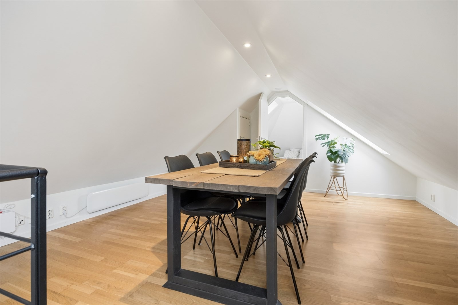 Loftsetasjen er i dag innredet med spisestue og rom som benyttes som soverom. Merk at loftsetasjen er godkjent som tilleggsdel (se punkt "ferdigattest" i salgsoppgaven). Galleribilde