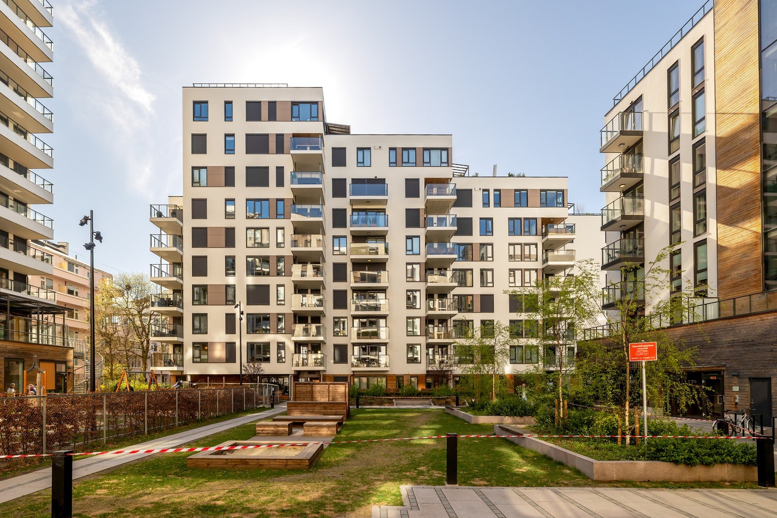 Gårdsrommet med parkmessige fellesarealer i Middelthunet gir følelsen av et tilbaketrukkent gateliv, med oppholdsområder og ganglinjer som trekker folk inn i og gjennom nabolaget Galleribilde