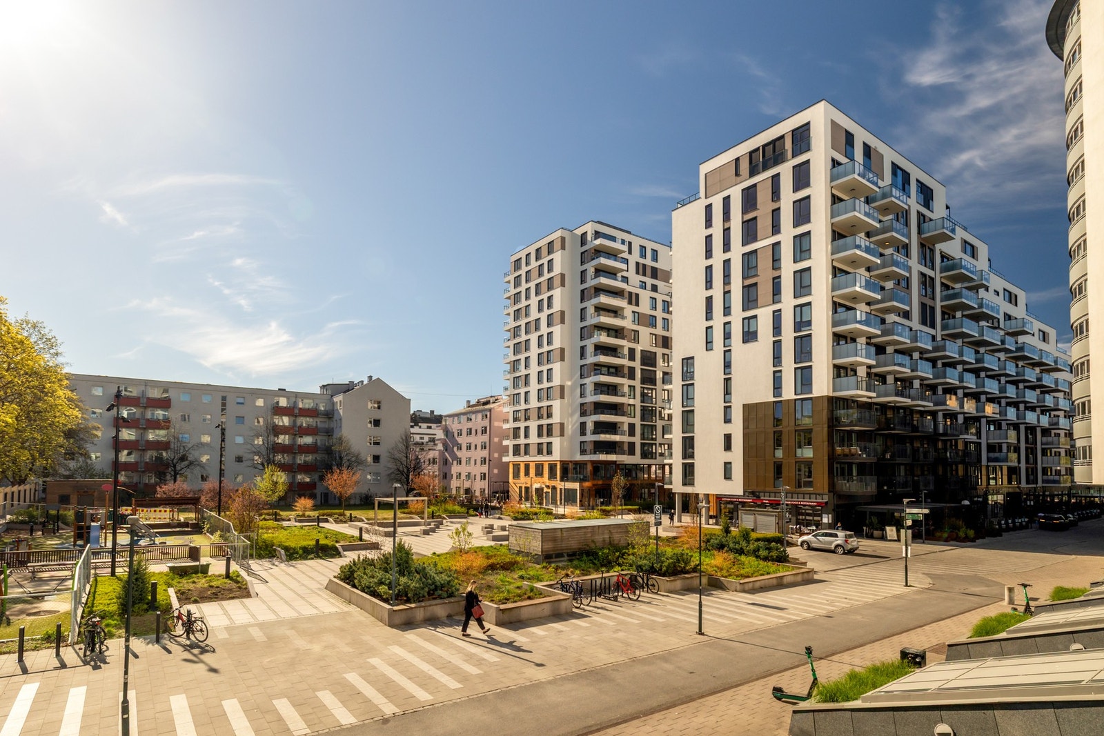 Et trygt og godt uterom, omkranset av urban arkitektur og naturskjønn beplantning Galleribilde