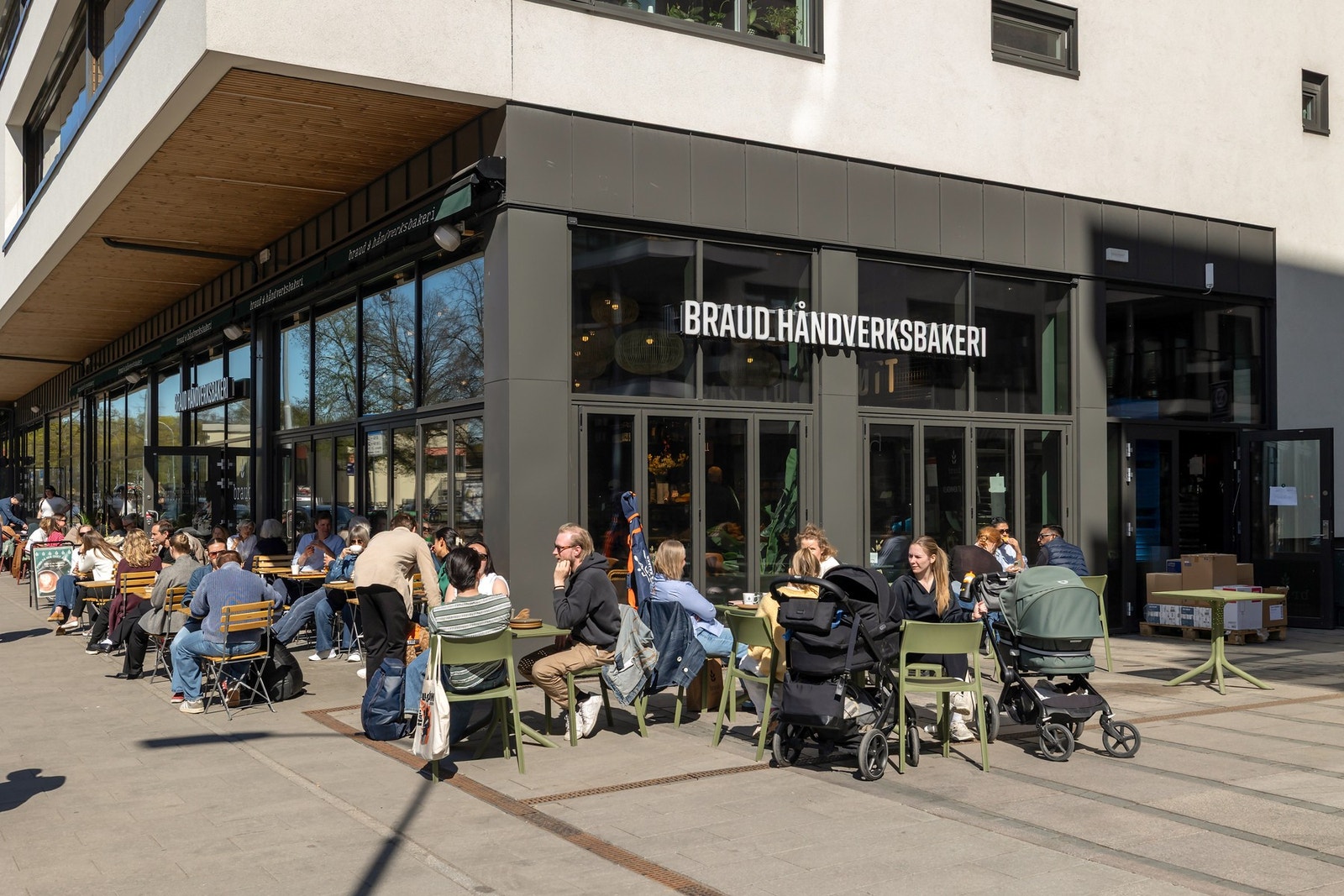 Her er finner du Kaffebrenneriet, Braud bakeri, restauranten Frenchie, Winther og Mini Thai & Sushi og Smak av Italia som tilbyr et bredt utvalg av italienske kvalitetsmatvarer. Galleribilde
