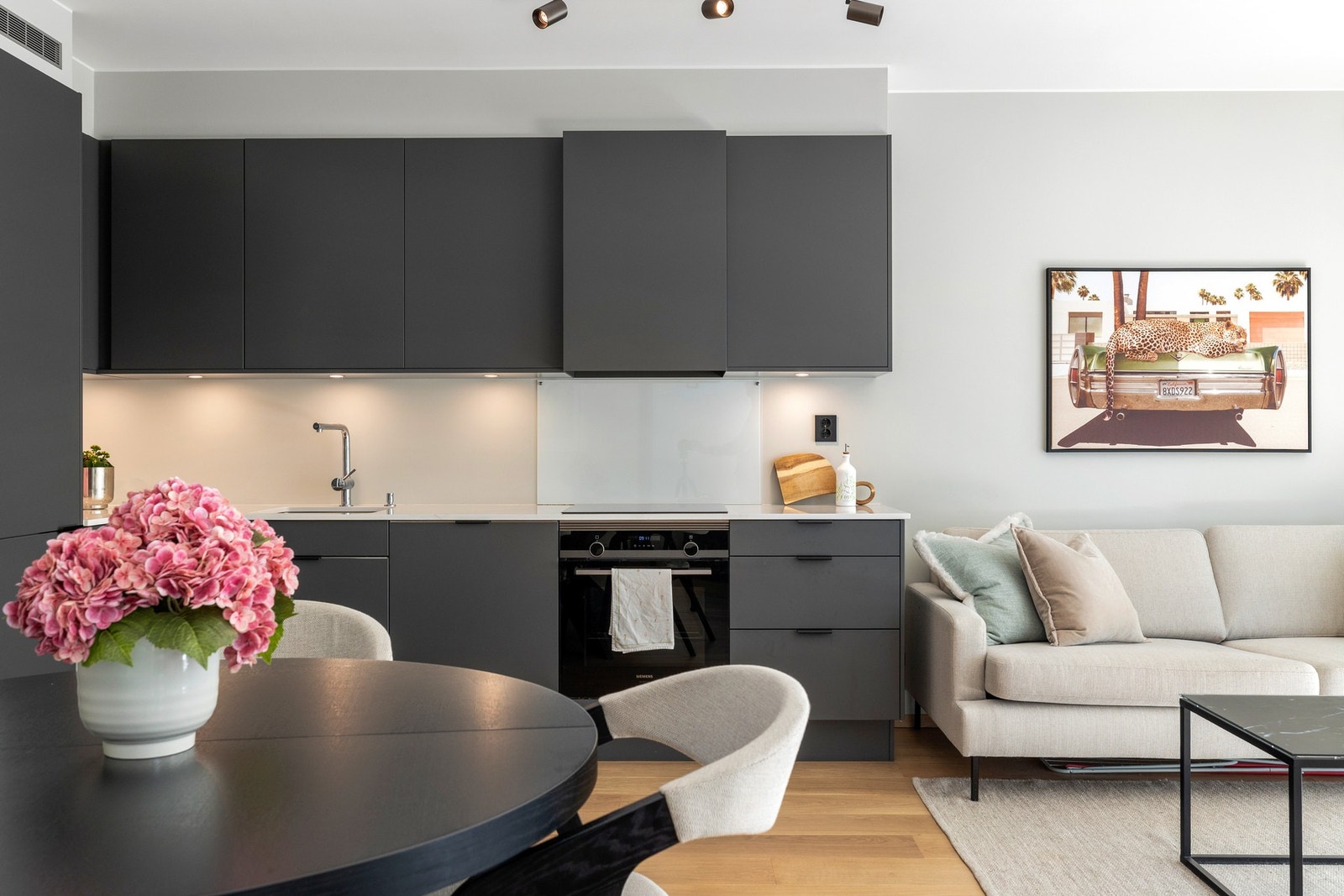 Benkeplate i Silestone Eternal Calacatta og Blanco Andano vask Galleribilde