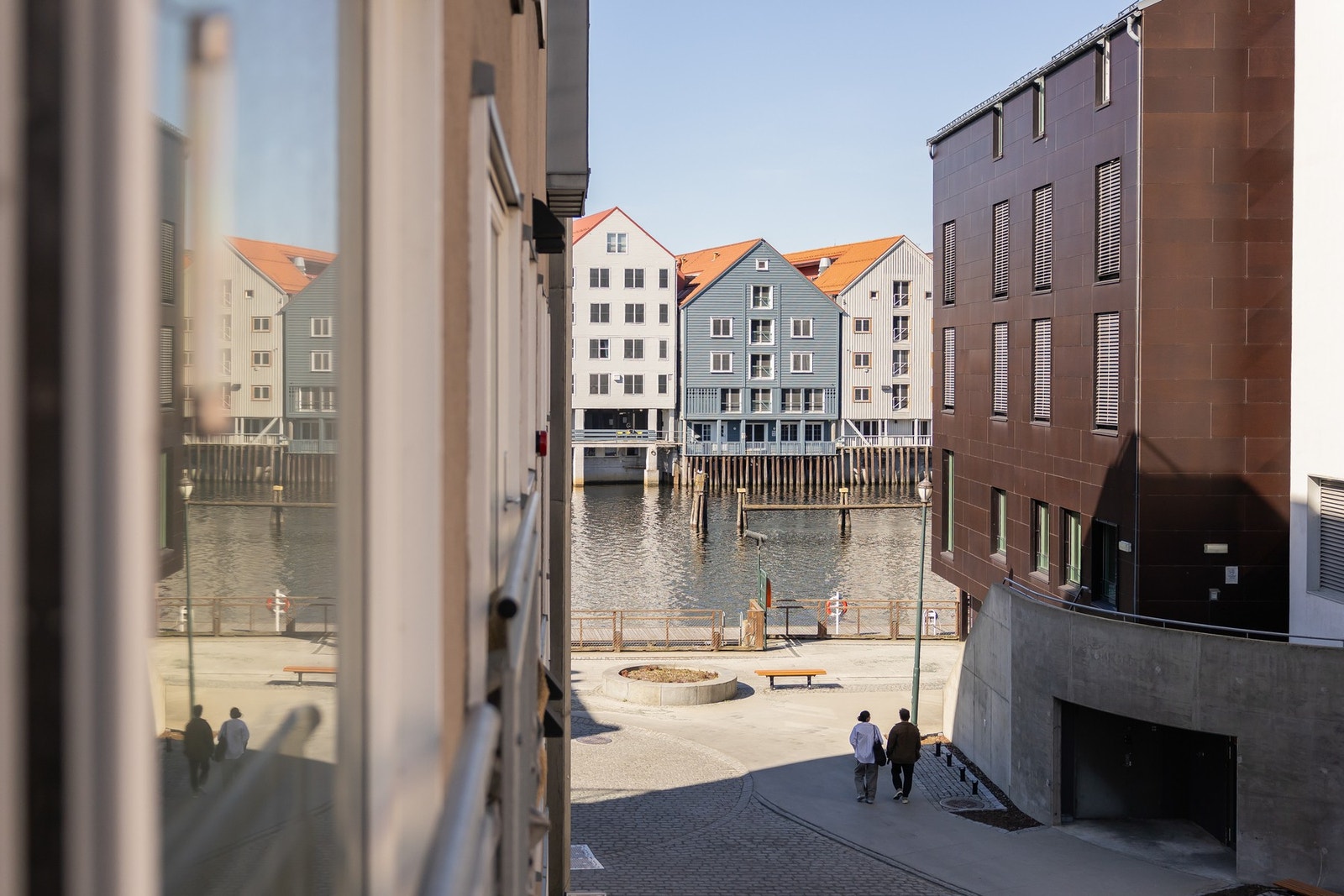 Stuen har fransk balkong, hvor man har gløtt av Nidelva som ligger ca. 50 meter unna. Galleribilde