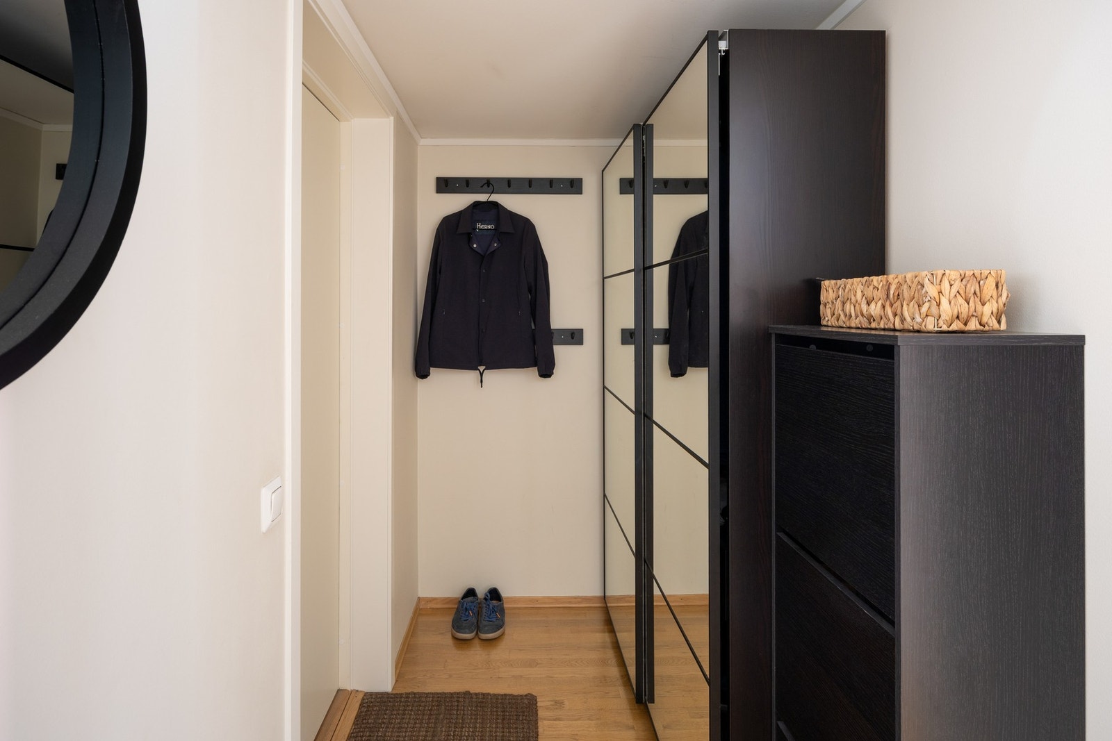 God oppbevaring i skyvedørsgarderobe med helspeil i entre. Galleribilde