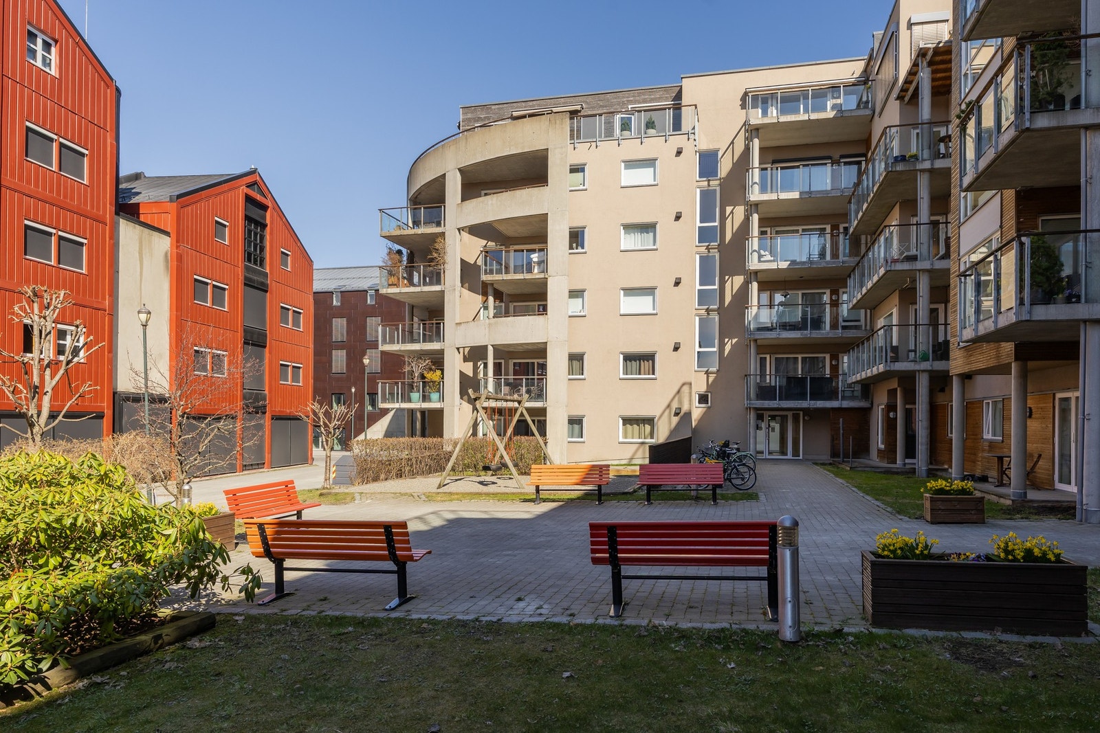 Hyggelig bakgård med flere sittegrupper, og skjermet innsyn. Galleribilde