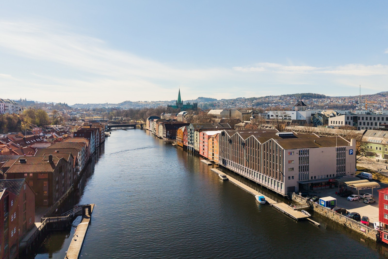 Det er kort gange til St Olav og studiesteder som NTNU og HIST, mens BI, MI og Dronning Mauds Minne er en kort sykkeltur unna. Det er gode bussforbindelser i området. Galleribilde