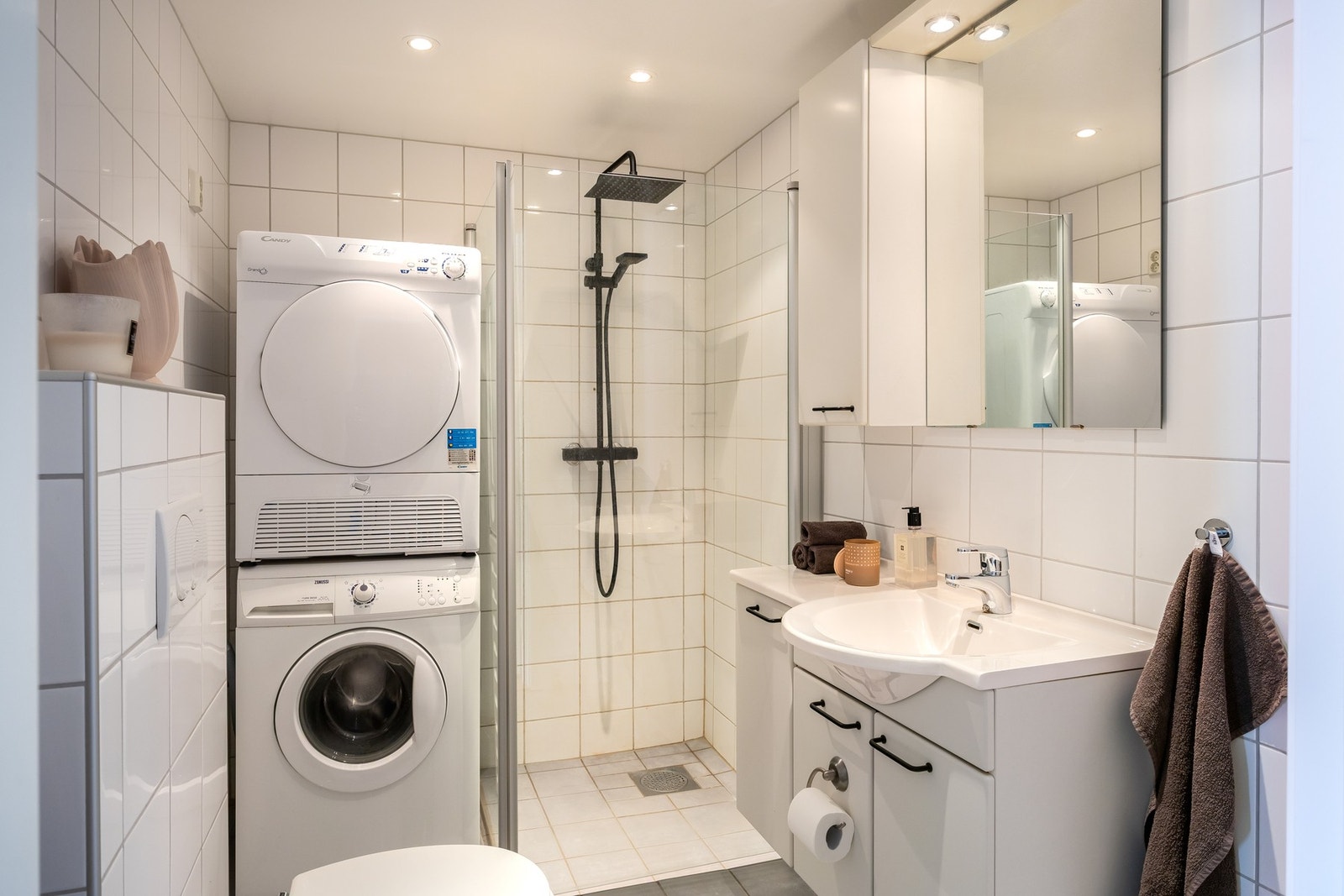 Badet er for øvrig utstyrt med vegghengt wc, dusjsone med innfellbare dusjdører, opplegg for vaskemaskin og varmekabler i gulv. Galleribilde