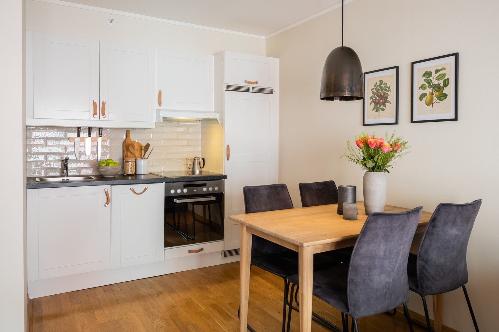 For øvrig søndagsåpen dagligvarebutikk rett ved hjørnet av bygget i tillegg til et bredt utvalg restauranter i nabolaget. Galleribilde