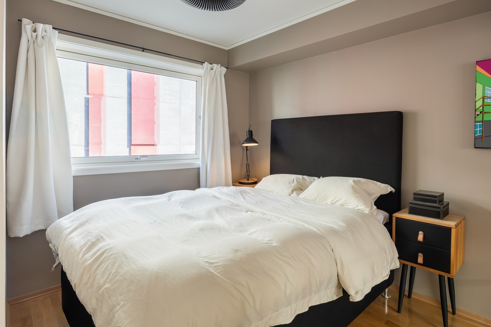 Soverom er på ca. 9 kvm, og vender inn mot ei rolig og lite trafikkert blindgate. Galleribilde