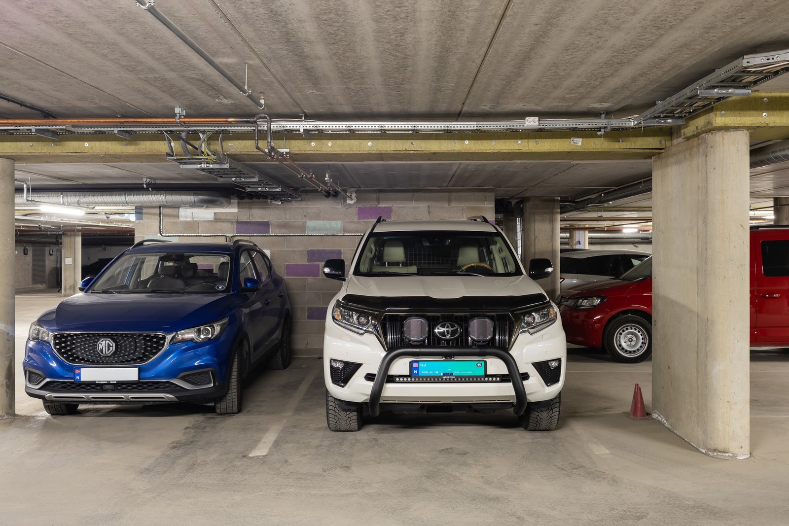 Fast parkeringsplass i oppvarmet p-kjeller. Galleribilde