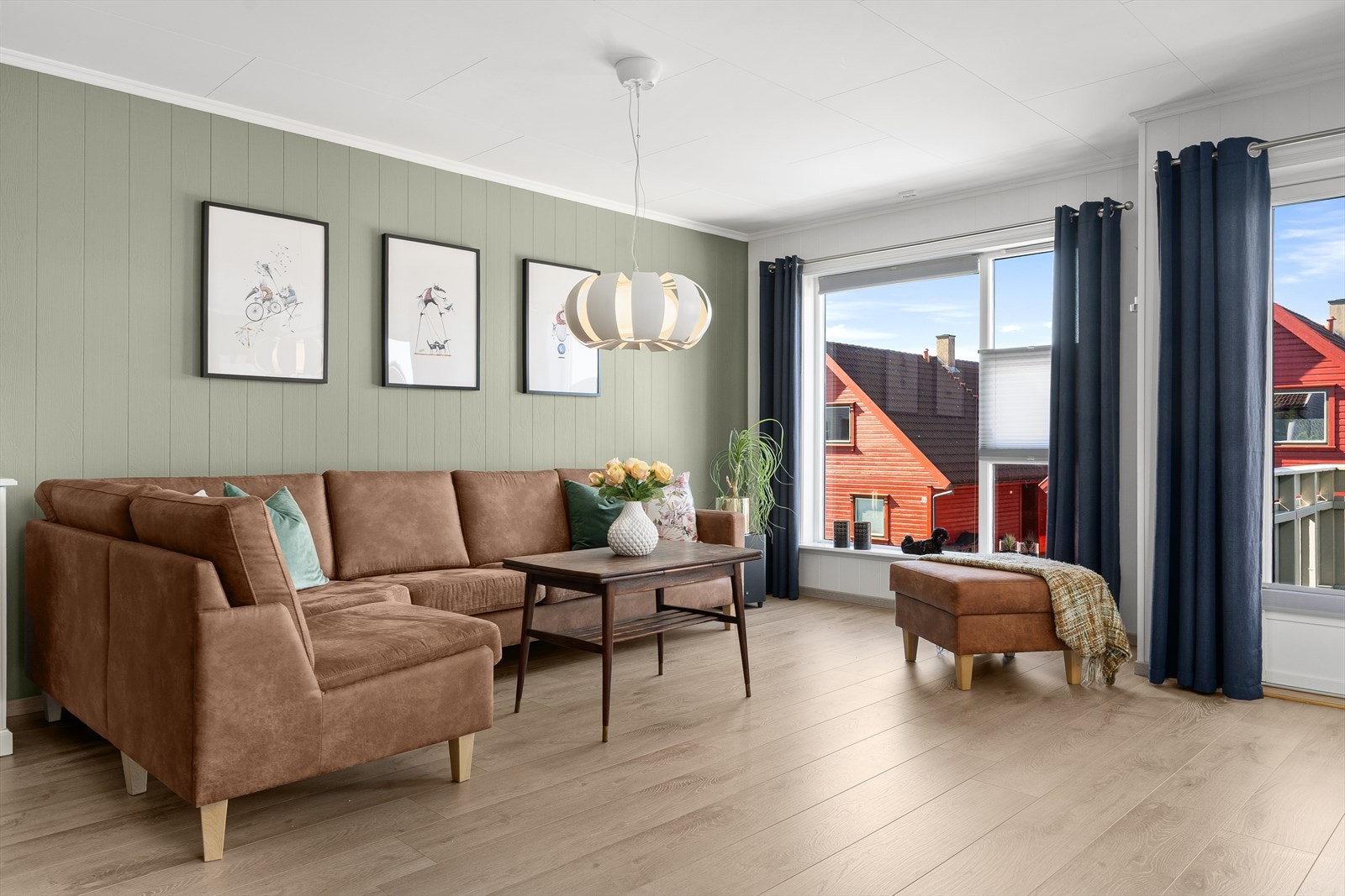 Stuen har god plass til en romslig sofagruppe og ulike møbleringsløsninger. Galleribilde