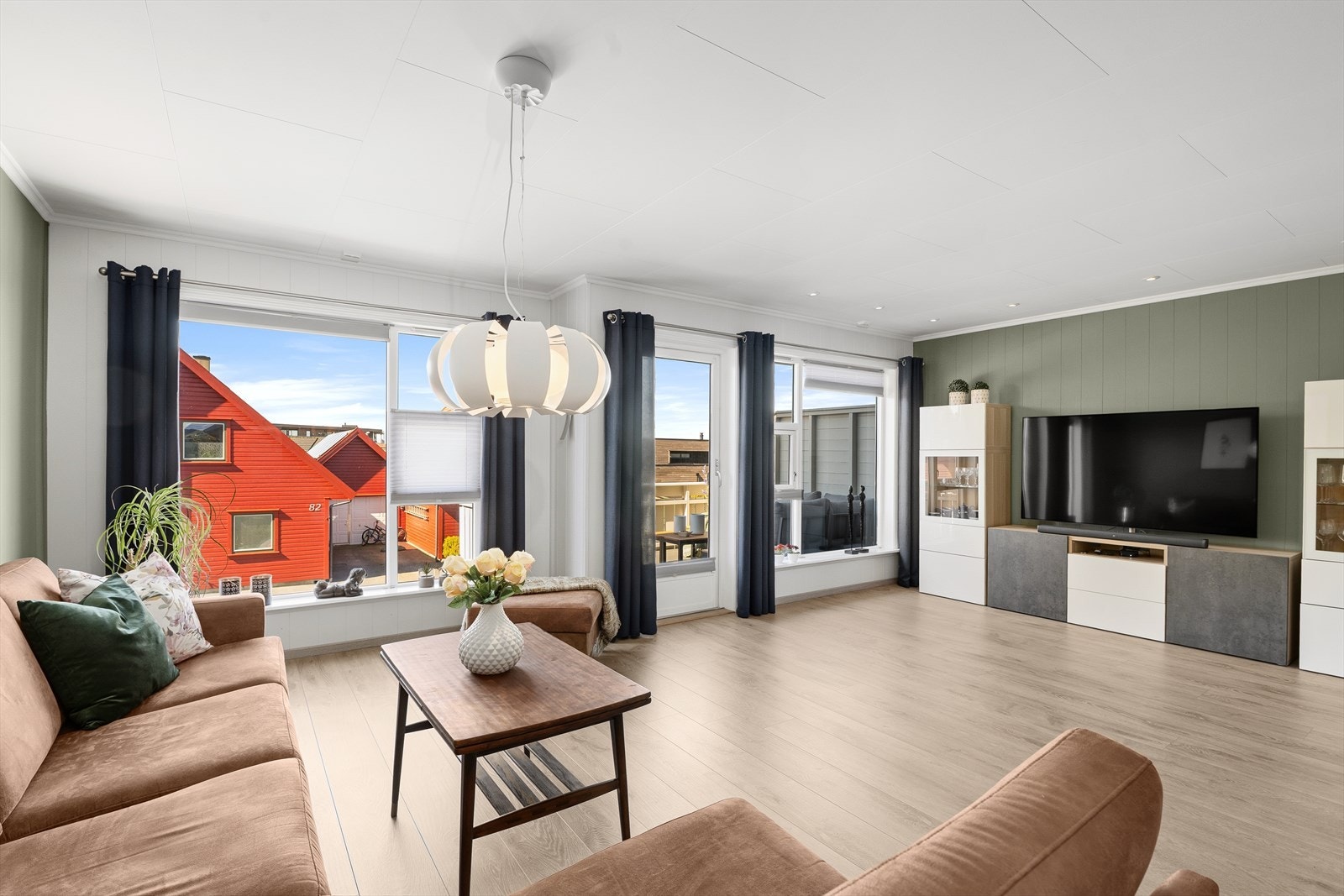 Store vindusflater slipper inn rikelig med dagslys, og fra stuen er det direkte utgang til altanen. Galleribilde
