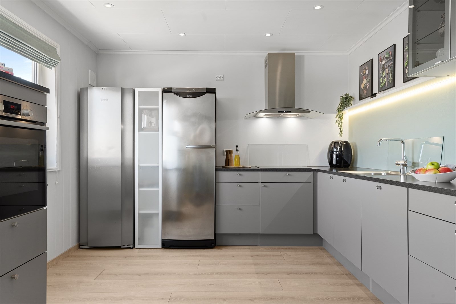 Et funksjonelt og moderne kjøkken, designet for en aktiv hverdag. Galleribilde