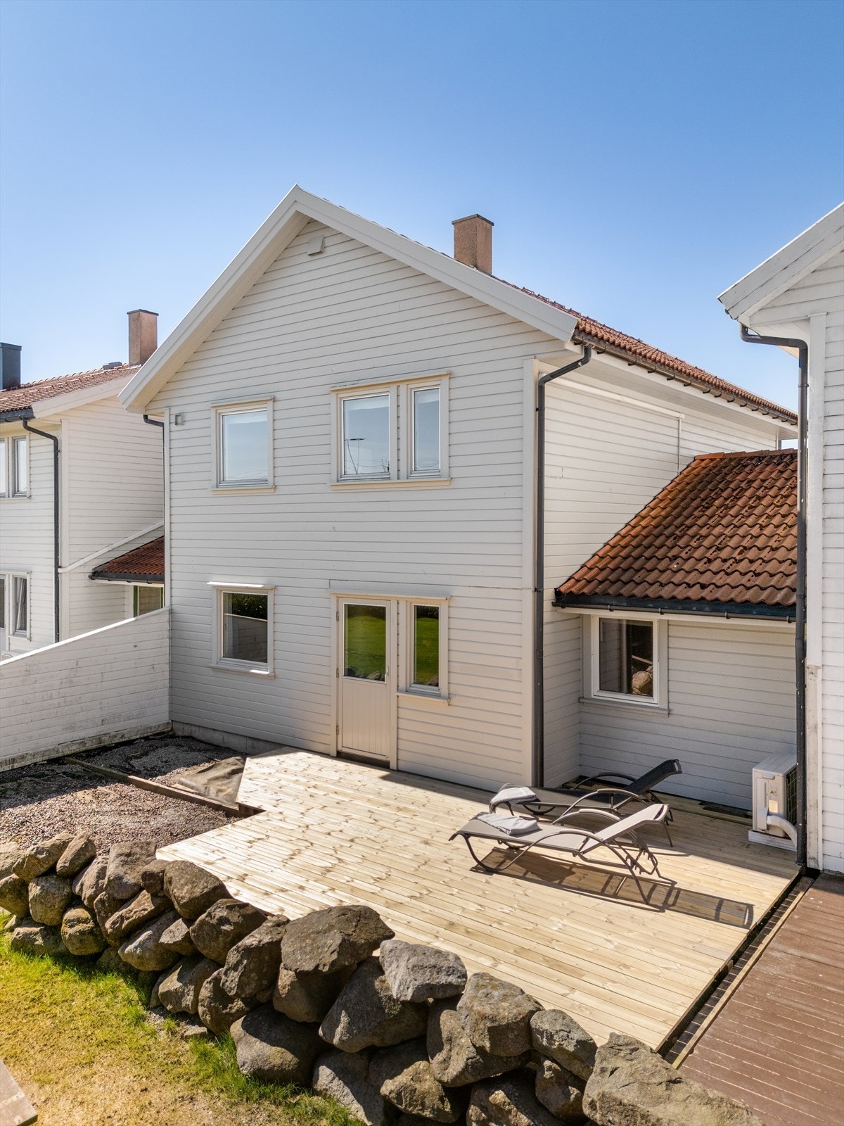 Boligen byr på flere terrasser og gode solforhold. Galleribilde