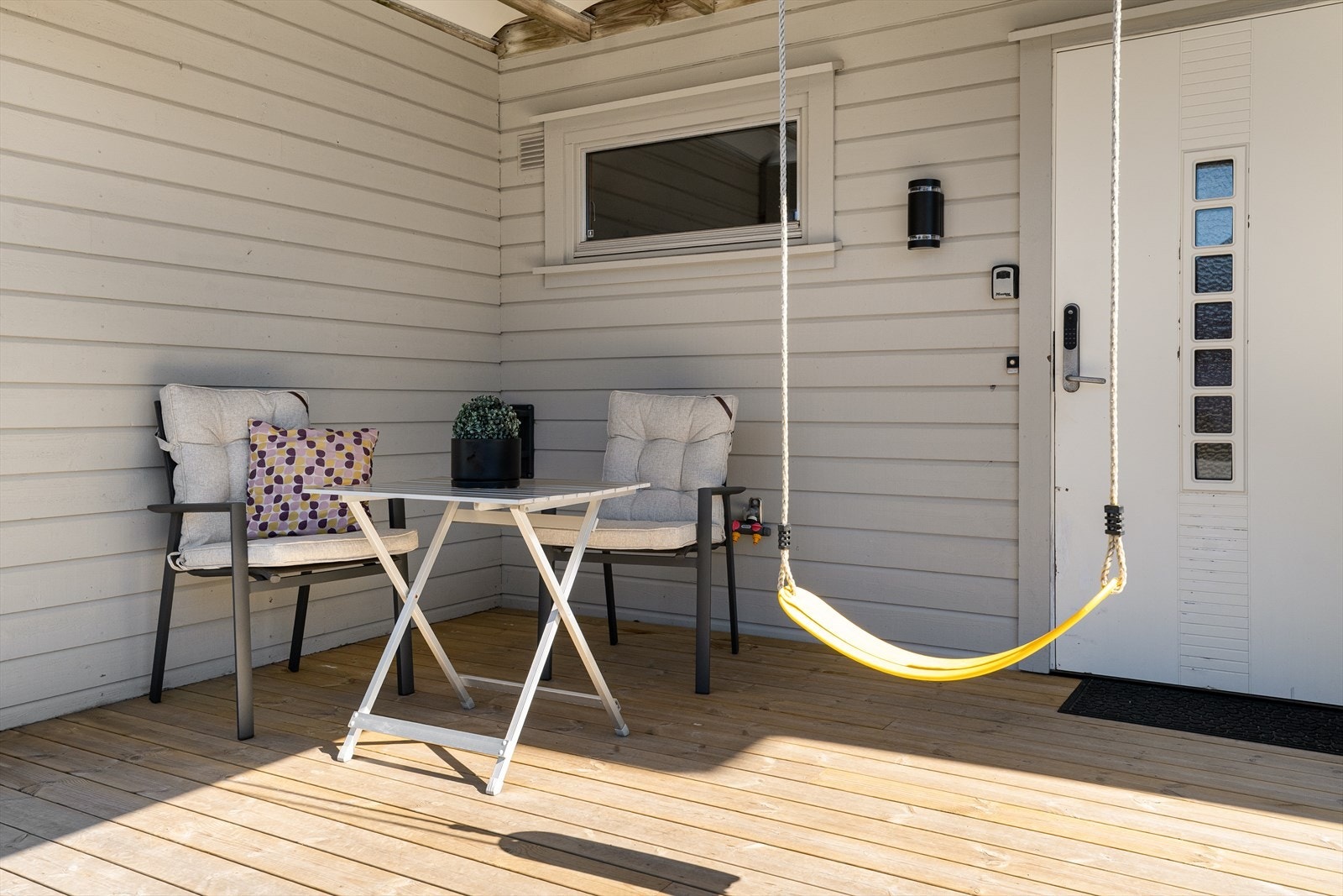 En overbygd terrasse ved inngangspartiet skaper en hyggelig velkomst. Galleribilde