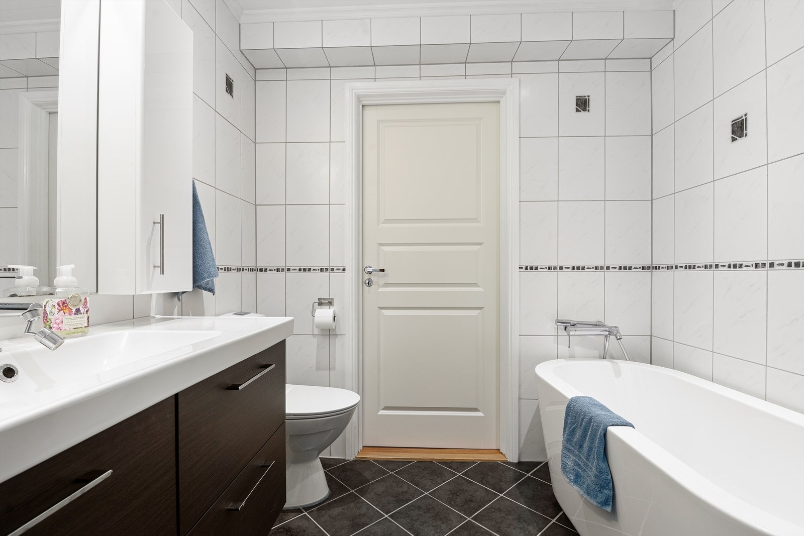 Badet har flislagt gulv med elektriske varmekabler. Galleribilde