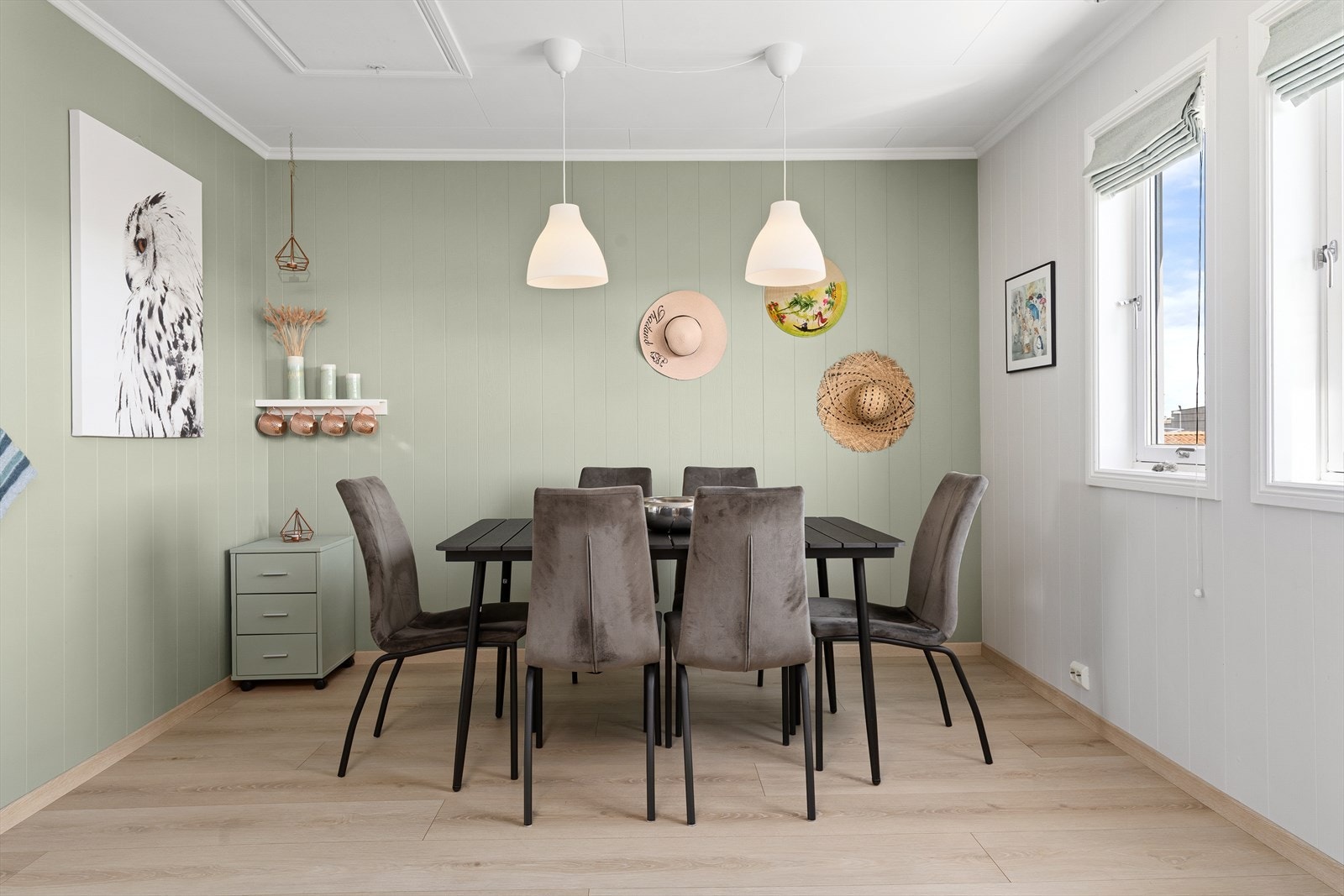 I tilknytning til kjøkkenet er det god plass til et spisebord for felles måltider. Fra kjøkkenet er det oppgang til loft. Galleribilde