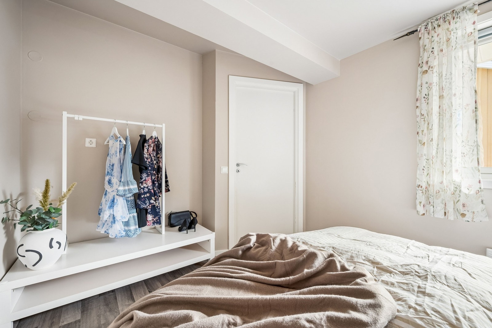 Mulighet for garderobe og god plass til oppbevaring Galleribilde