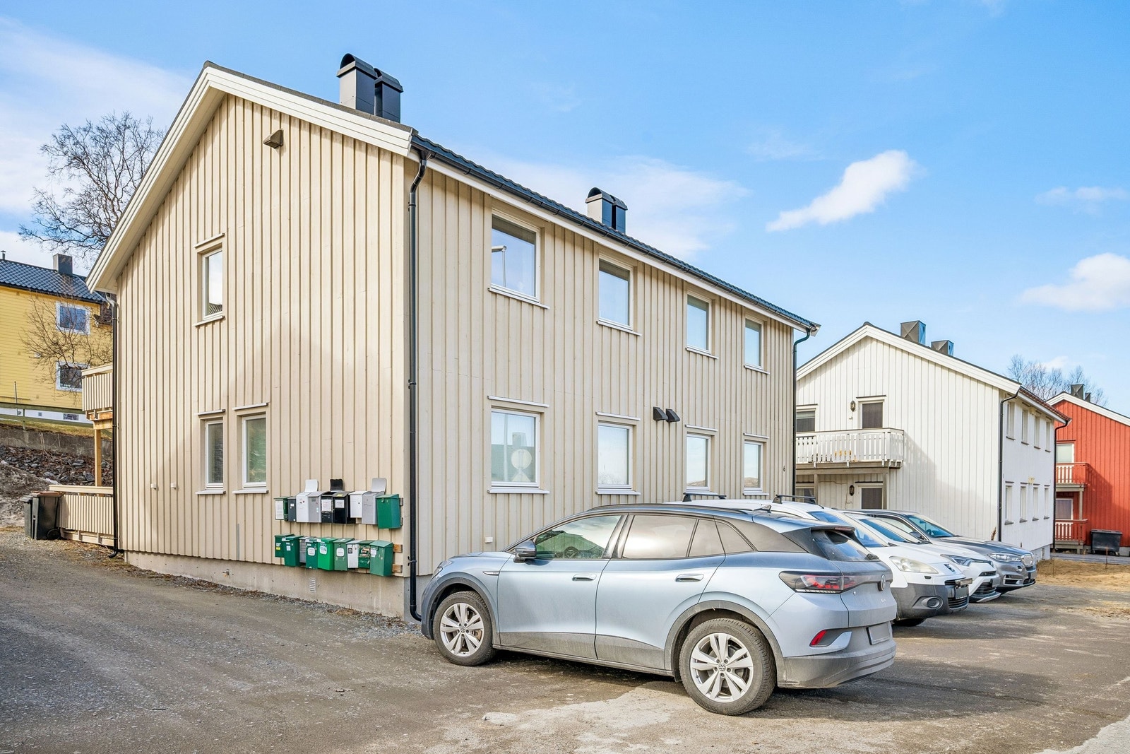 Leiligheten har parkering med lademulighet. Galleribilde