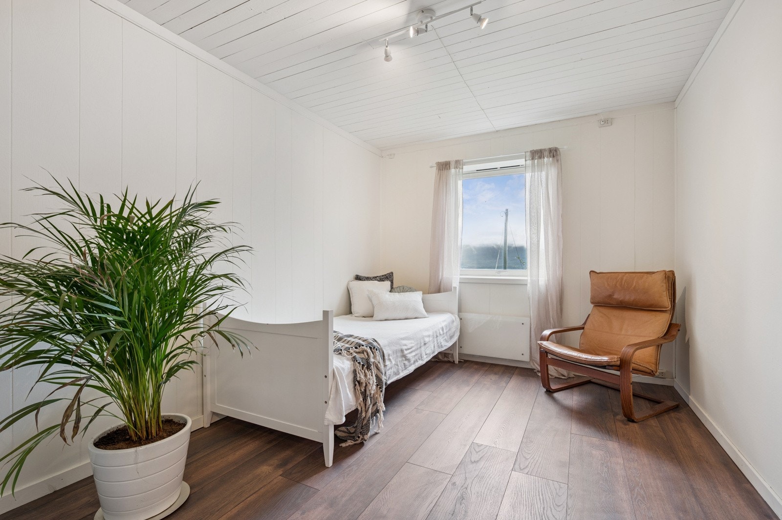Soverom nr 1 underetasje med utsikt over hage og Tyrifjorden. Galleribilde